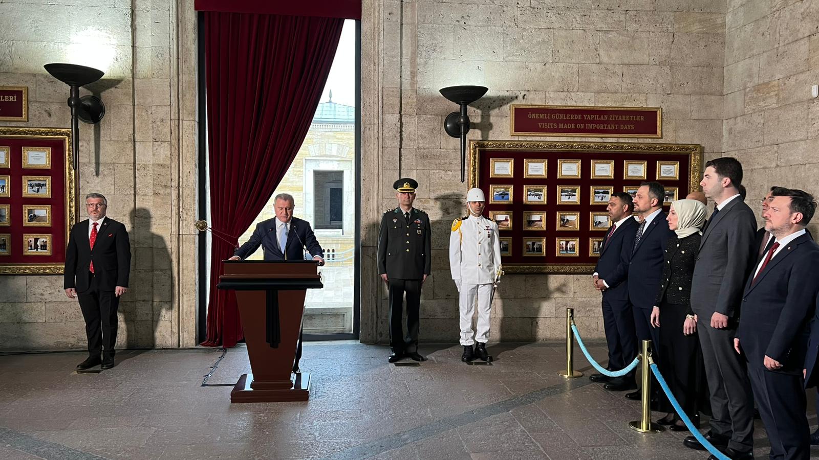 Gençler Anıtkabir ziyareti sırasında