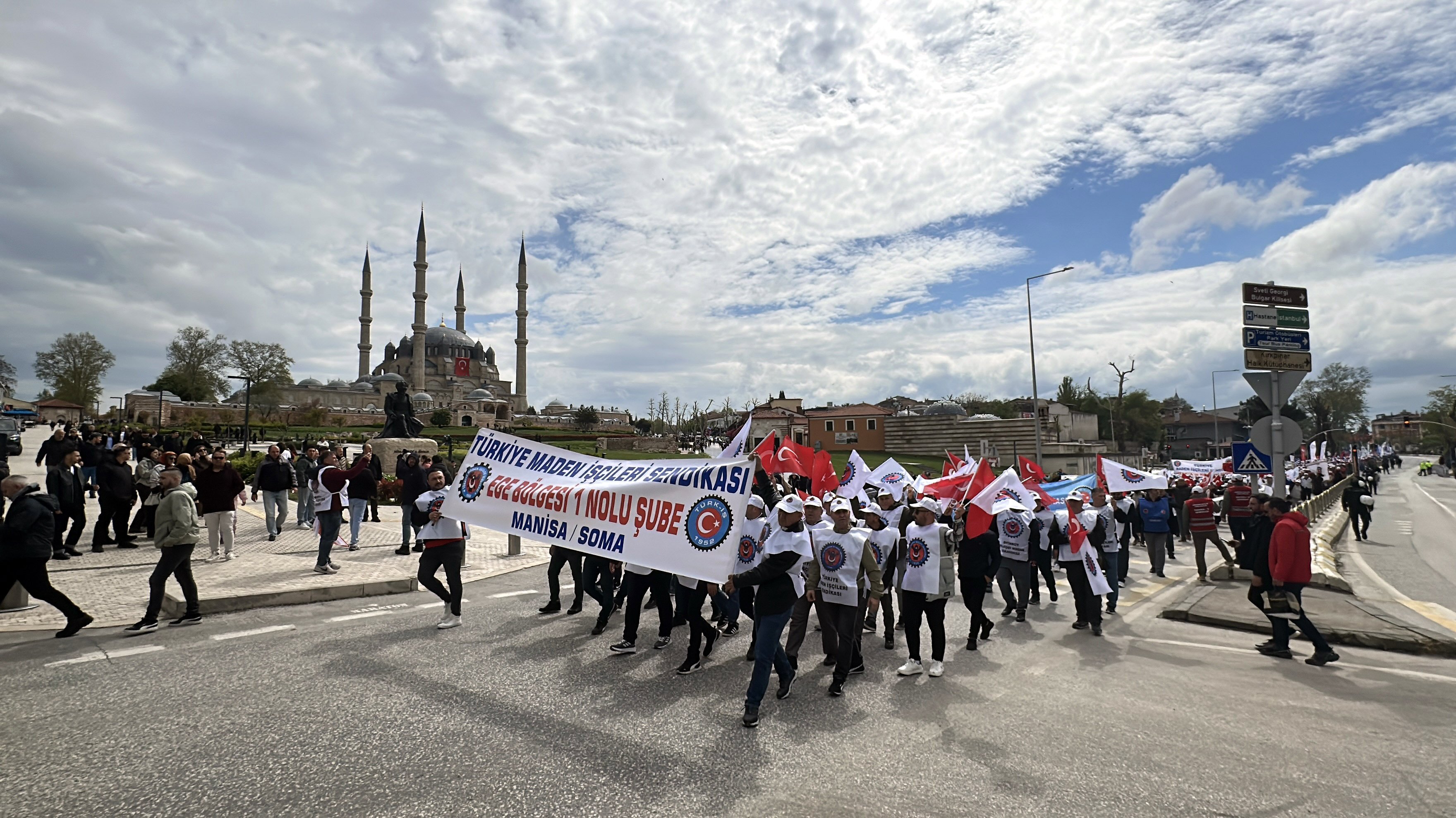 Ergün Atalay işçilere karanfil dağıtıyor