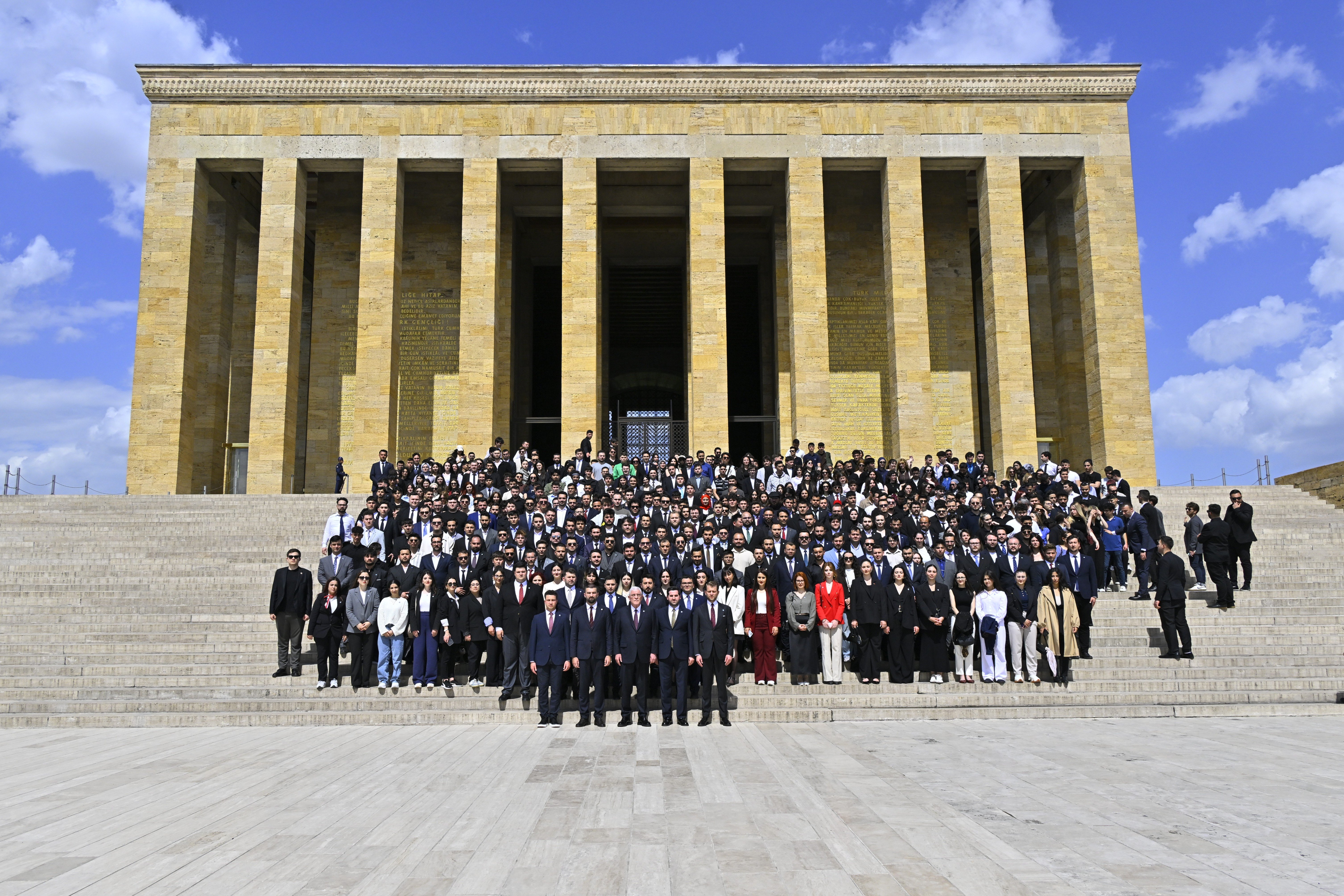 Anıtkabir’i ziyaret eden İYİ Parti heyeti.