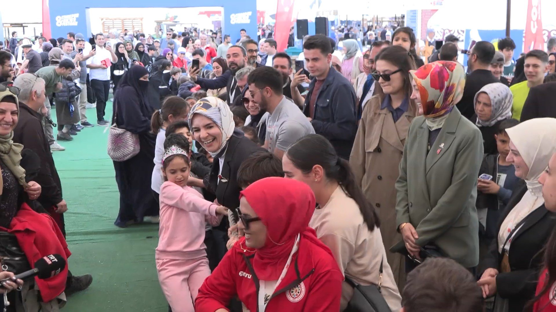 Bakan Göktaş çocuklarla birlikte