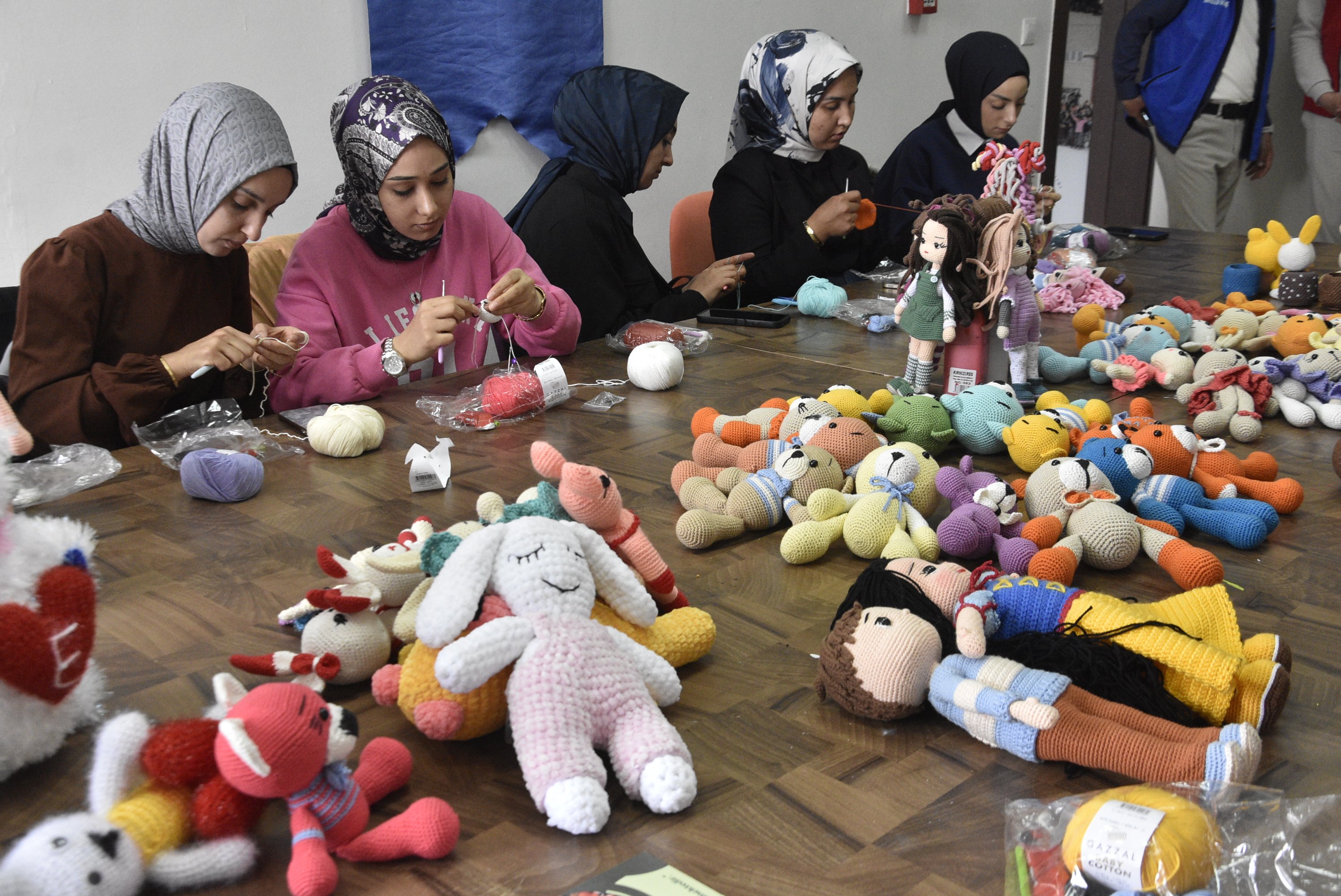 Bitlis Eren Üniversitesi öğrencileri amigurumi bebek örüyor