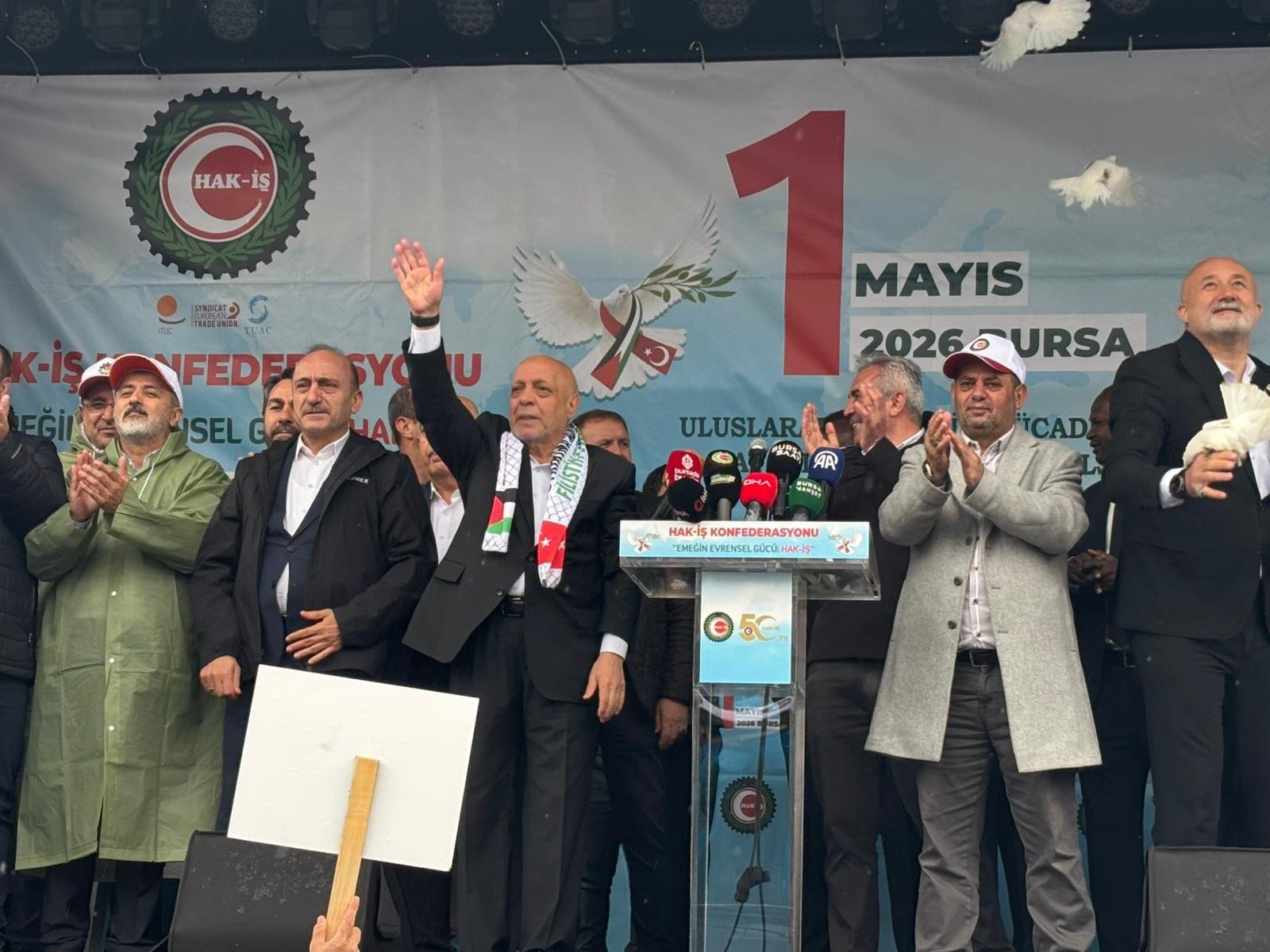 HAK-İŞ Genel Başkanı Mahmut Arslan ve sendika üyeleri