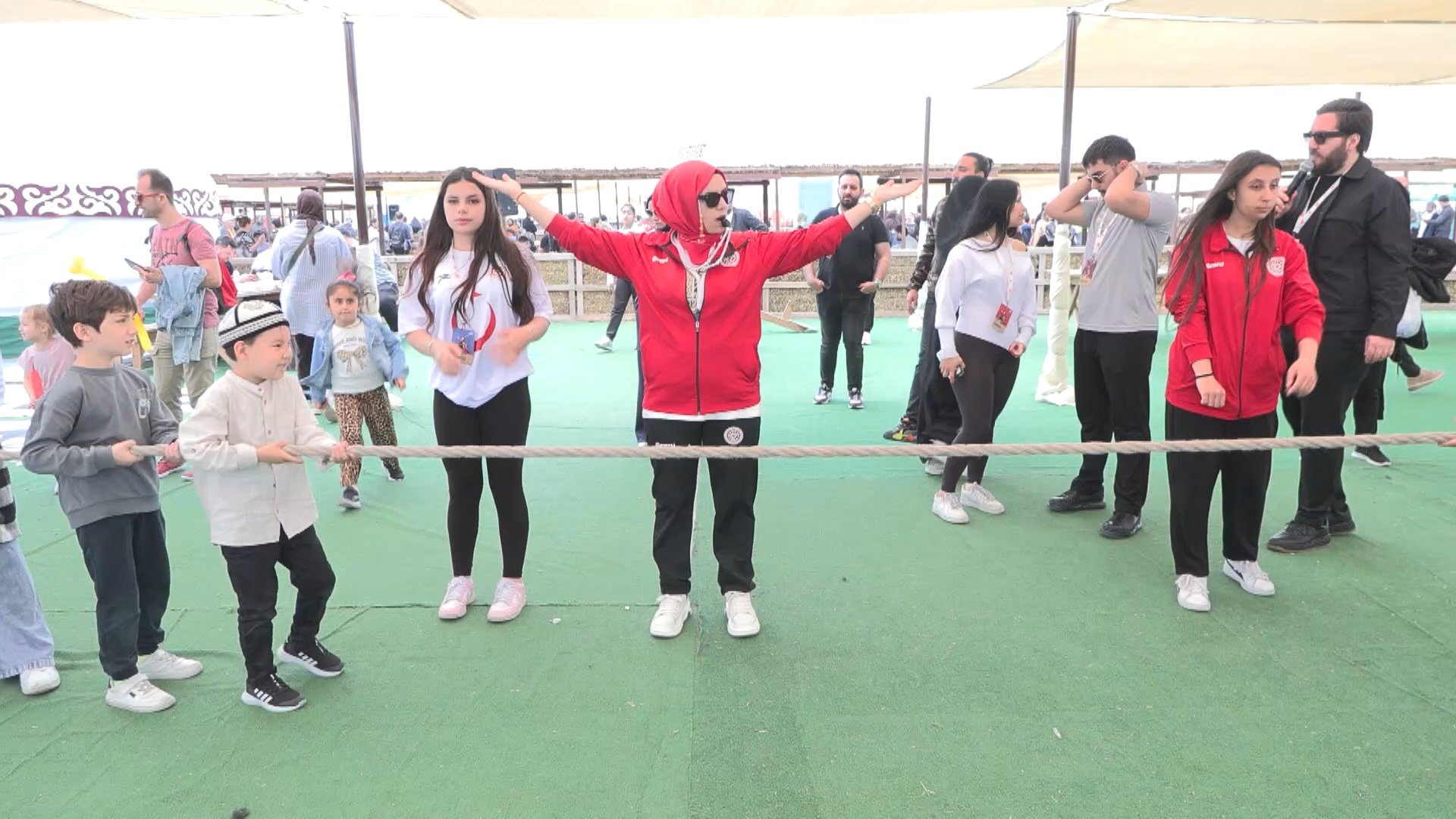 Bakan Göktaş vatandaşlarla sohbet ediyor