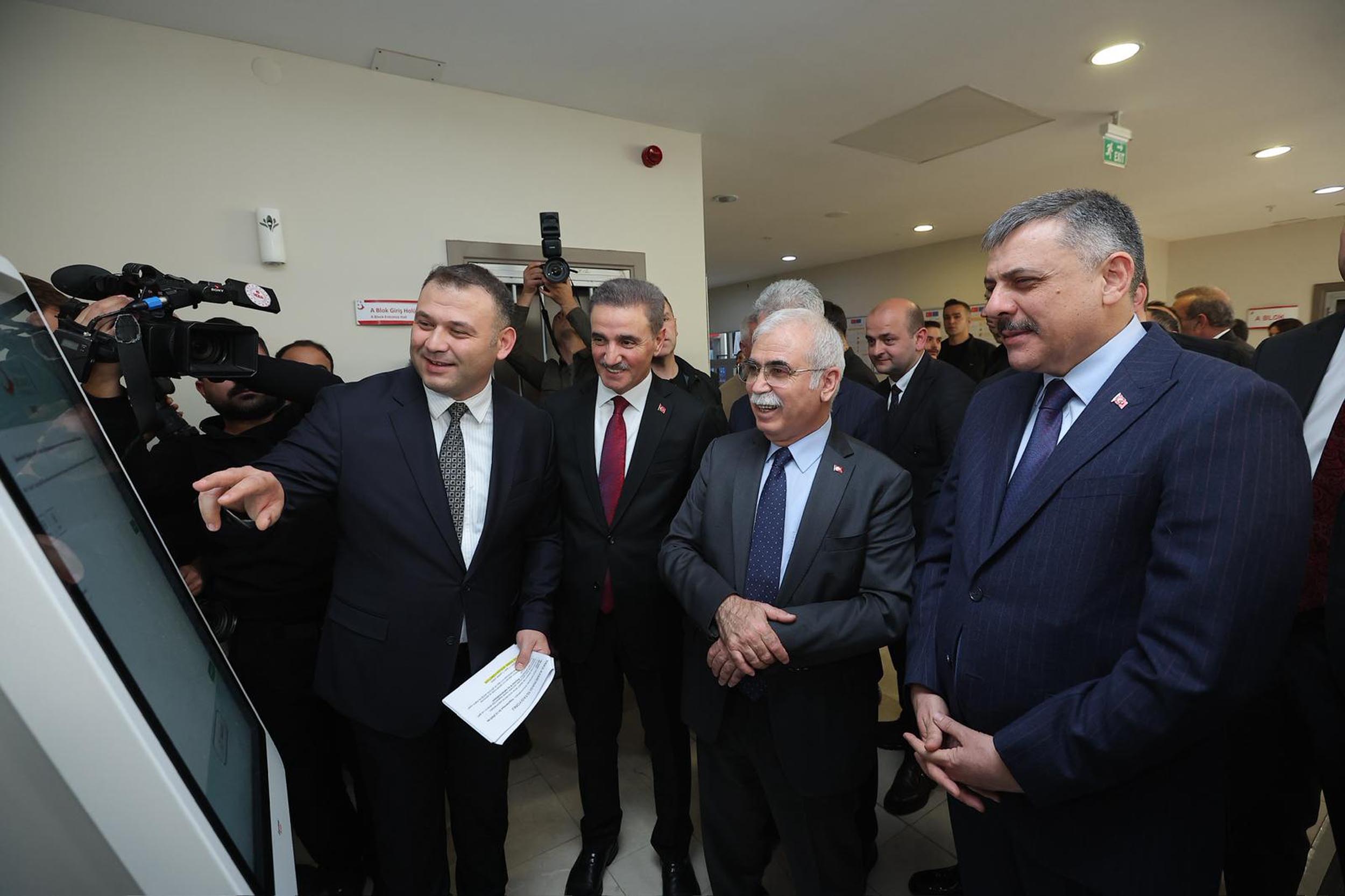 İçişleri Bakanı Mustafa Çiftçi, Anayasa Mahkemesi Başkanı Kadir Özkaya ile Erzurum Aşkale Geri Gönderme Merkezinde incelemelerde bulundu.