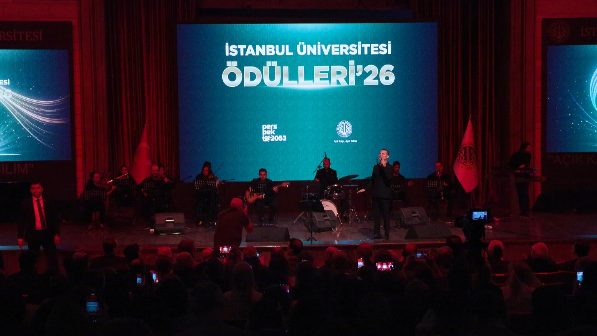 Numan Kurtulmuş İstanbul Üniversitesi 2026 Ödülleri programında onur ödülü alırken.