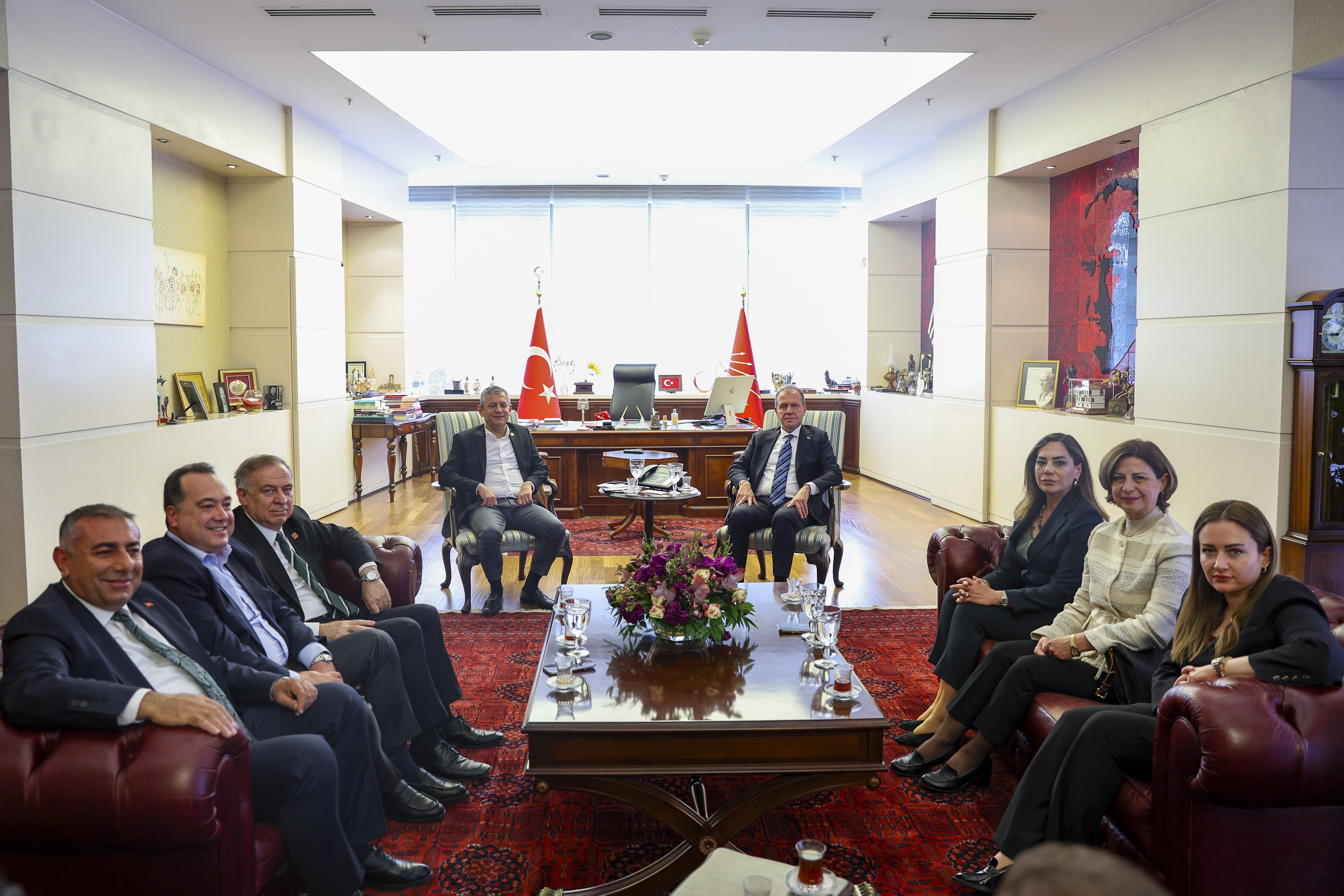 CHP Genel Başkanı Özgür Özel, büyükşehir belediye başkanları ile bir araya geldi.