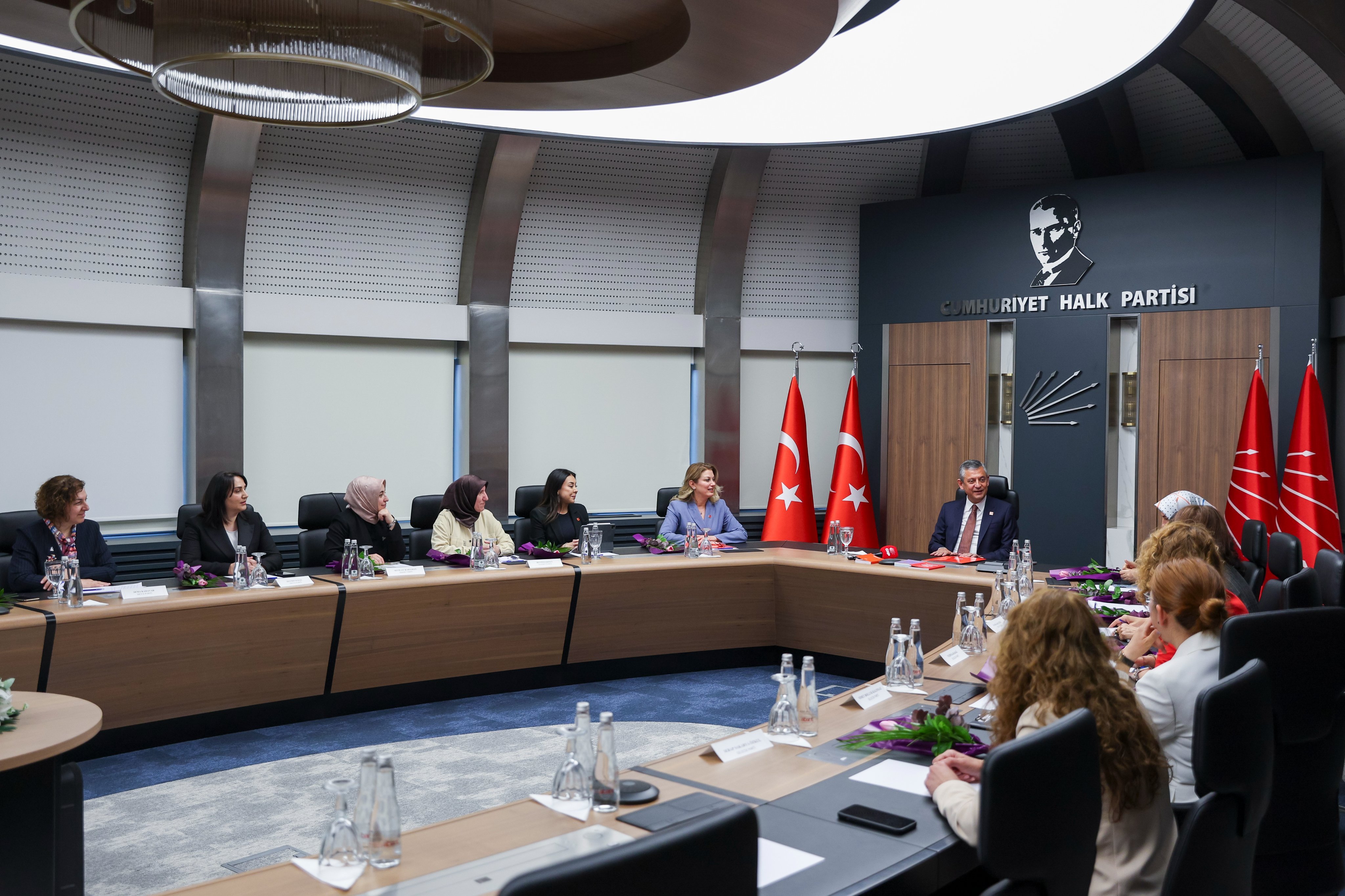 Özgür Özel, DEM Parti ve diğer partilerin kadın yöneticileriyle görüştü