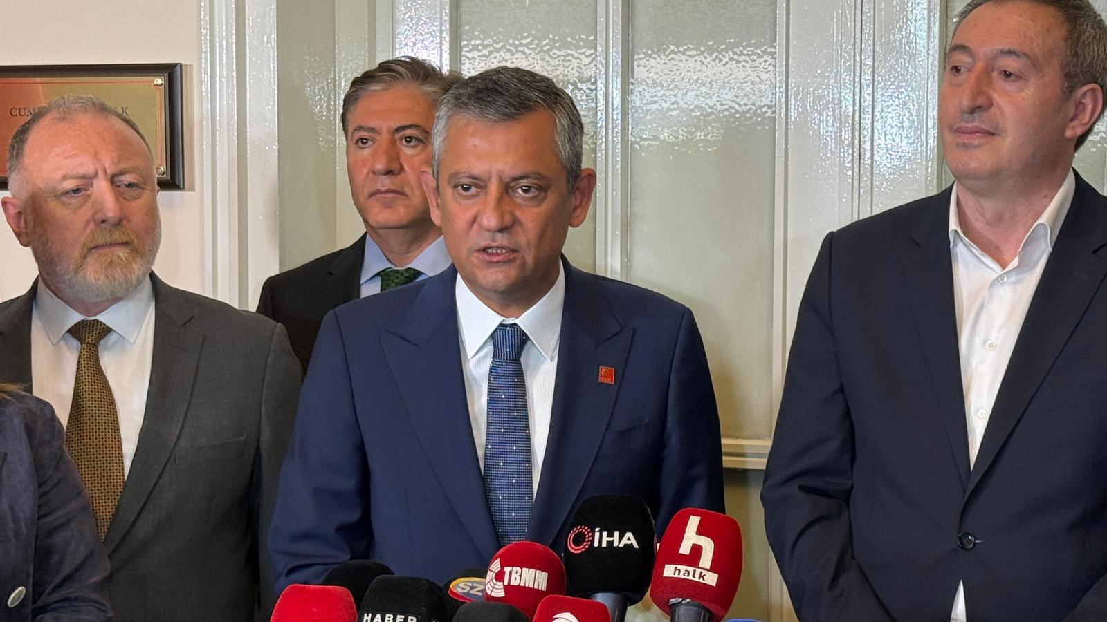 DEM Parti Eş Genel Başkanı Tuncer Bakırhan ve Özgür Özel TBMM
