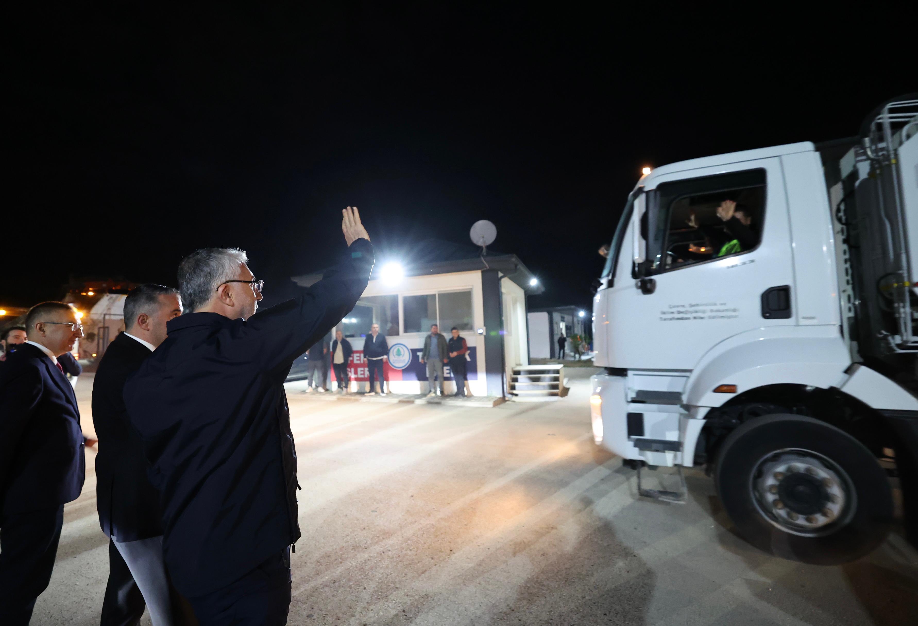 Vedat Işıkhan işçilerle yemekte