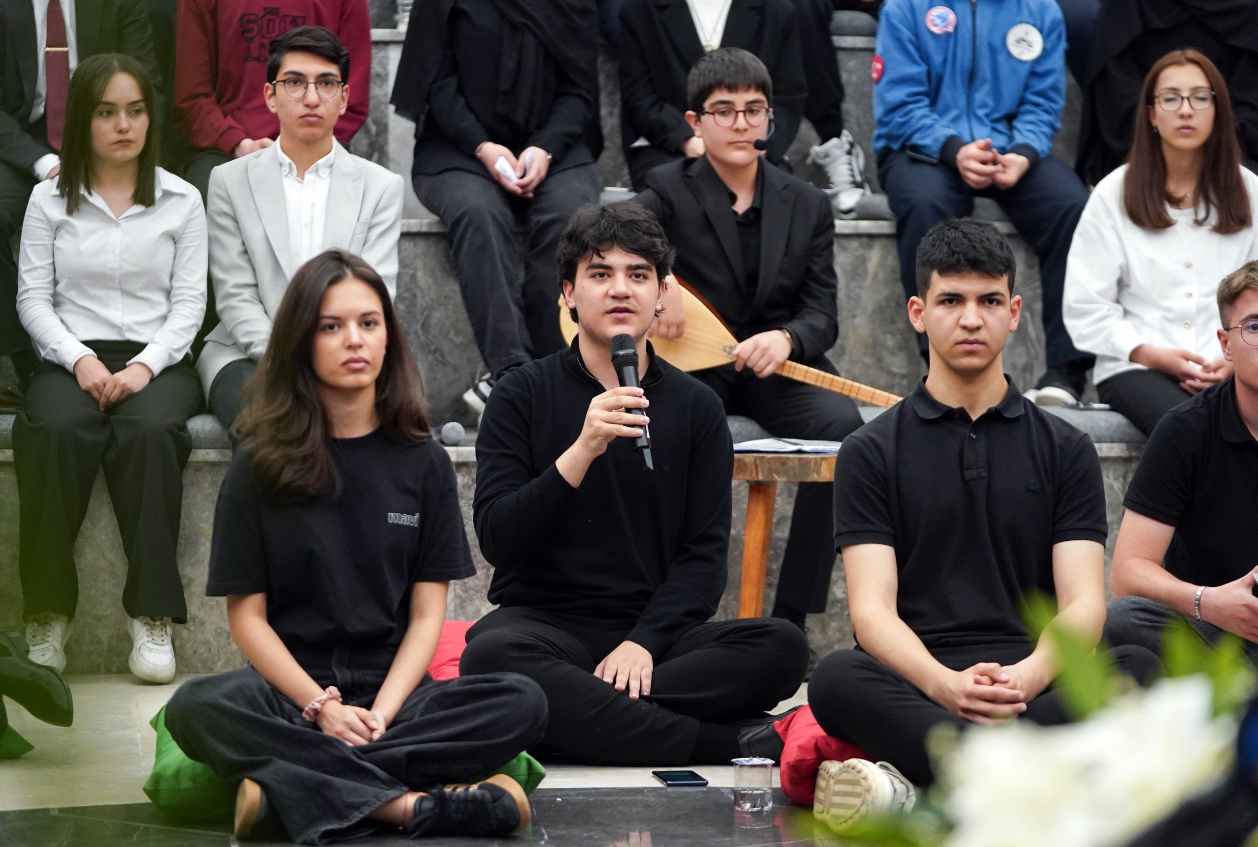 Yusuf Tekin öğrencilerle sohbet ediyor
