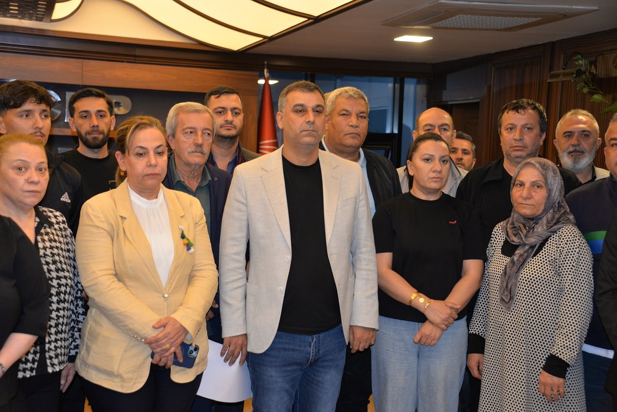 CHP Diyarbakır İl Başkanı Mehmet Berk basın açıklaması yapıyor
