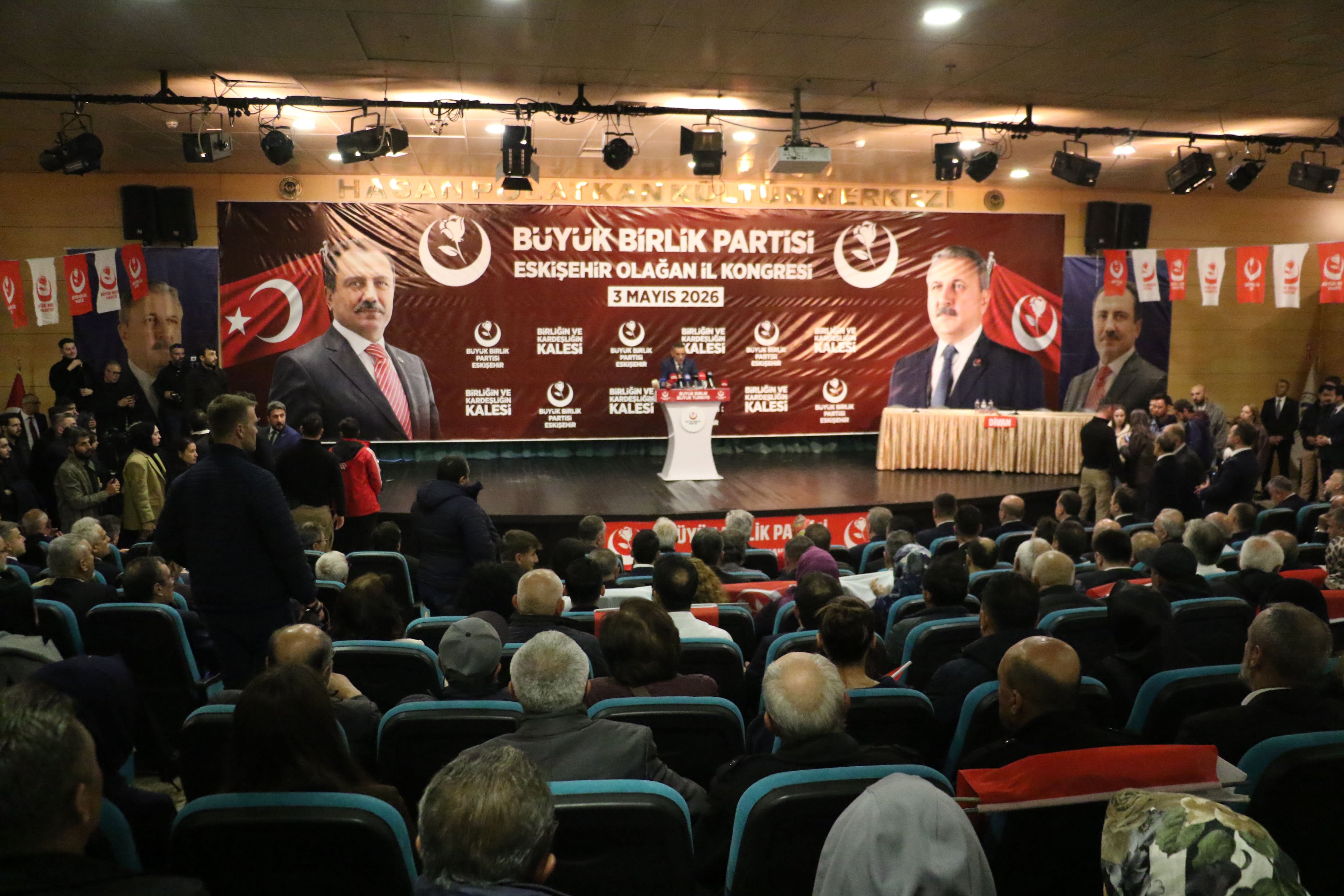 BBP lideri Destici, kongre salonunda partililere hitap ederken.
