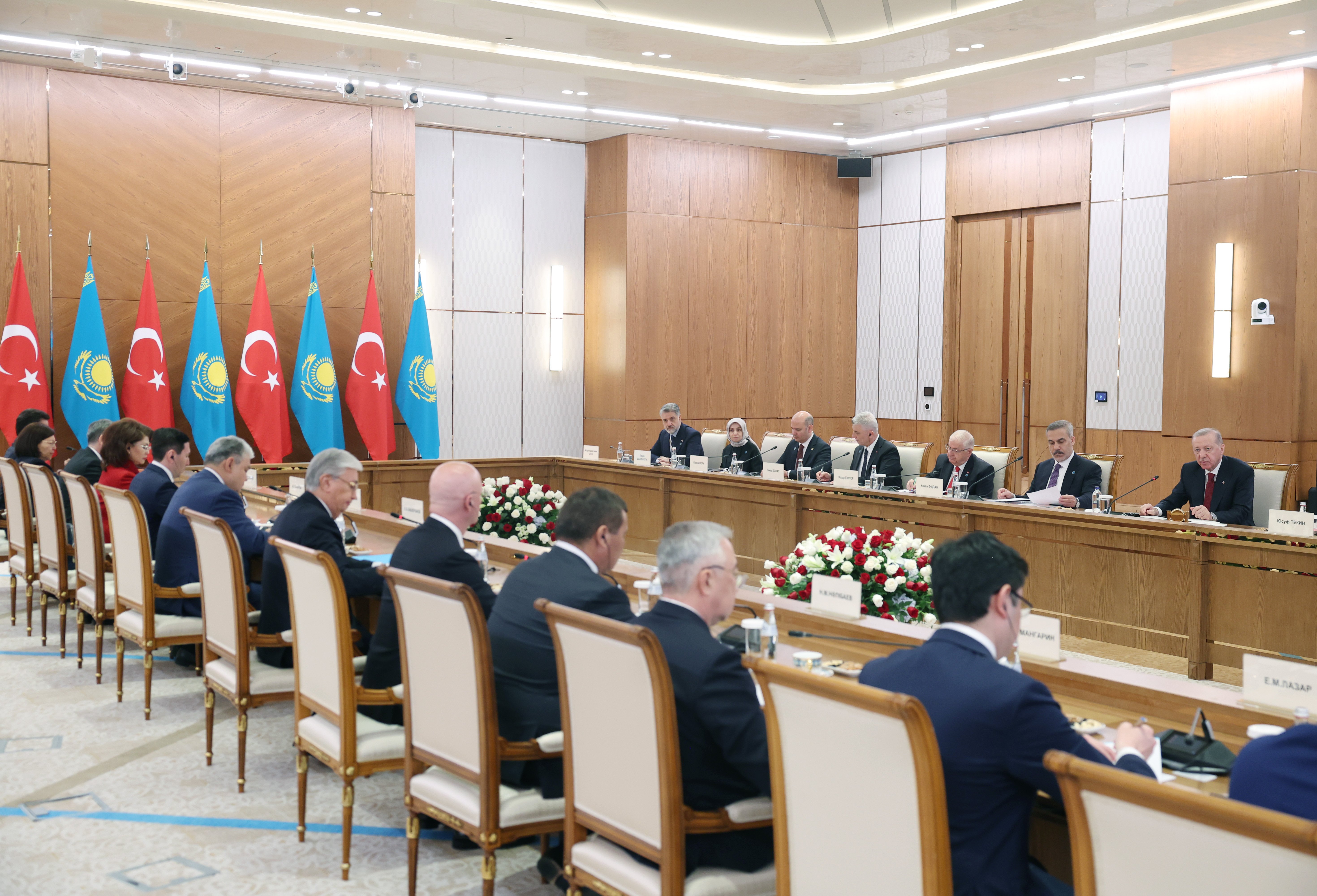 Cumhurbaşkanı Erdoğan ve Tokayev tokalaşıyor