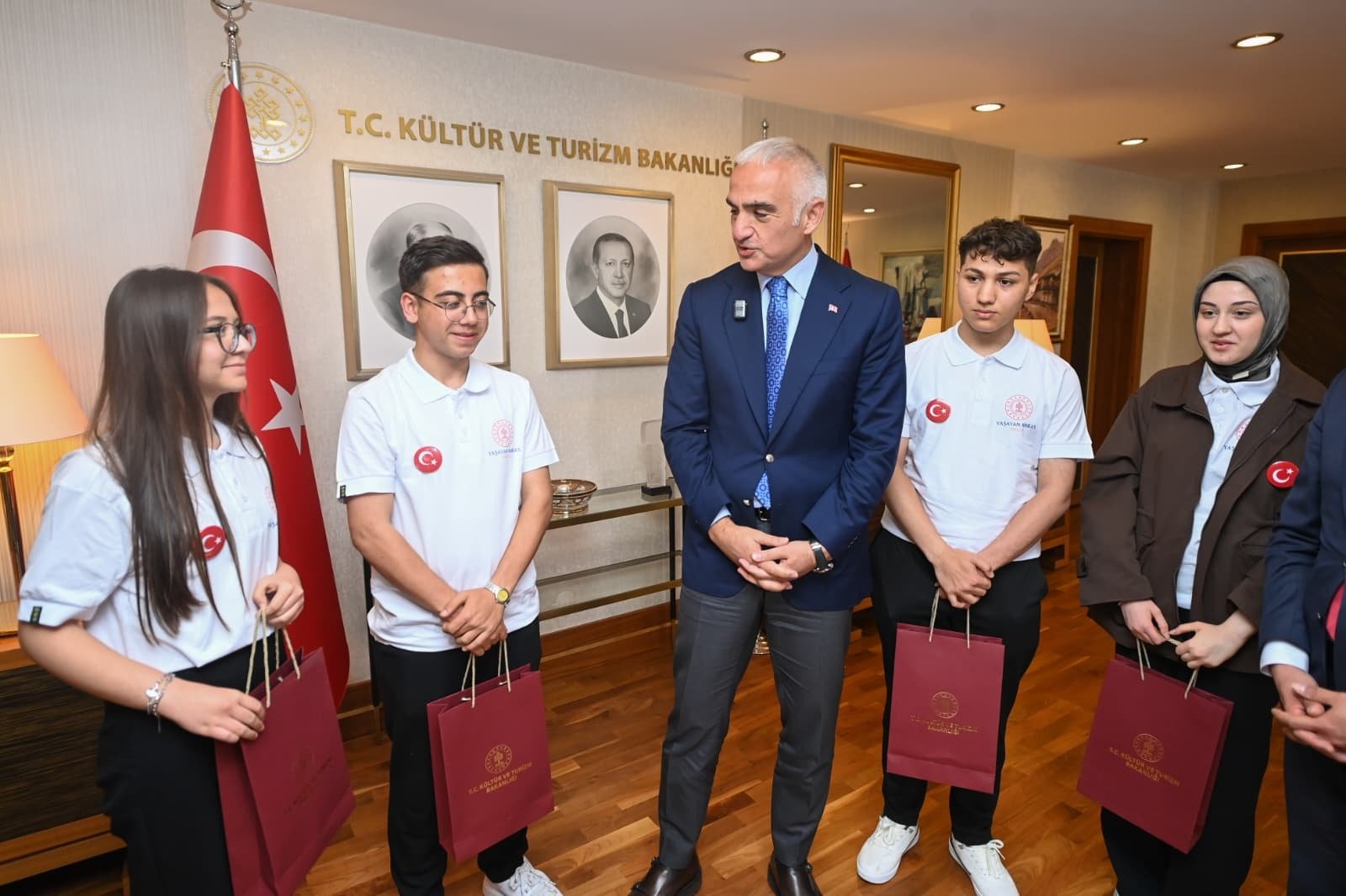 Kültür ve Turizm Bakanı Mehmet Nuri Ersoy genç sanatçıları kabul etti.