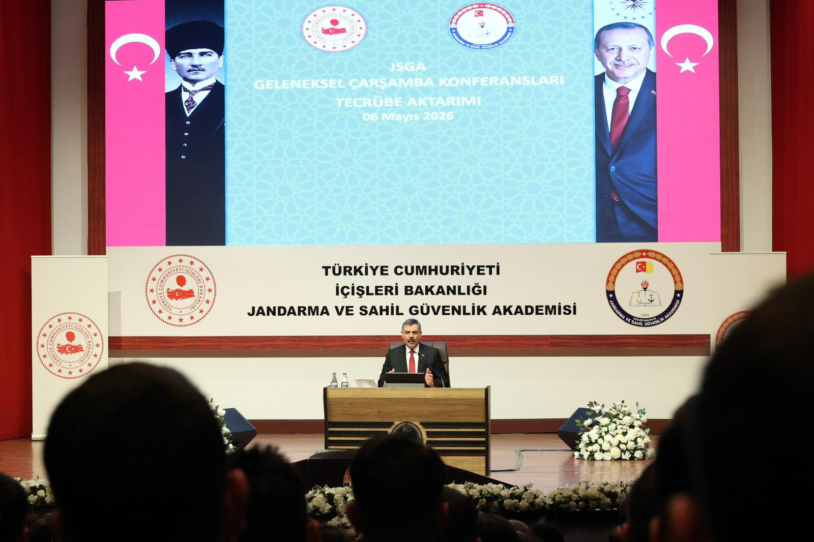 İçişleri Bakanı Mustafa Çiftçi konferansta konuşuyor