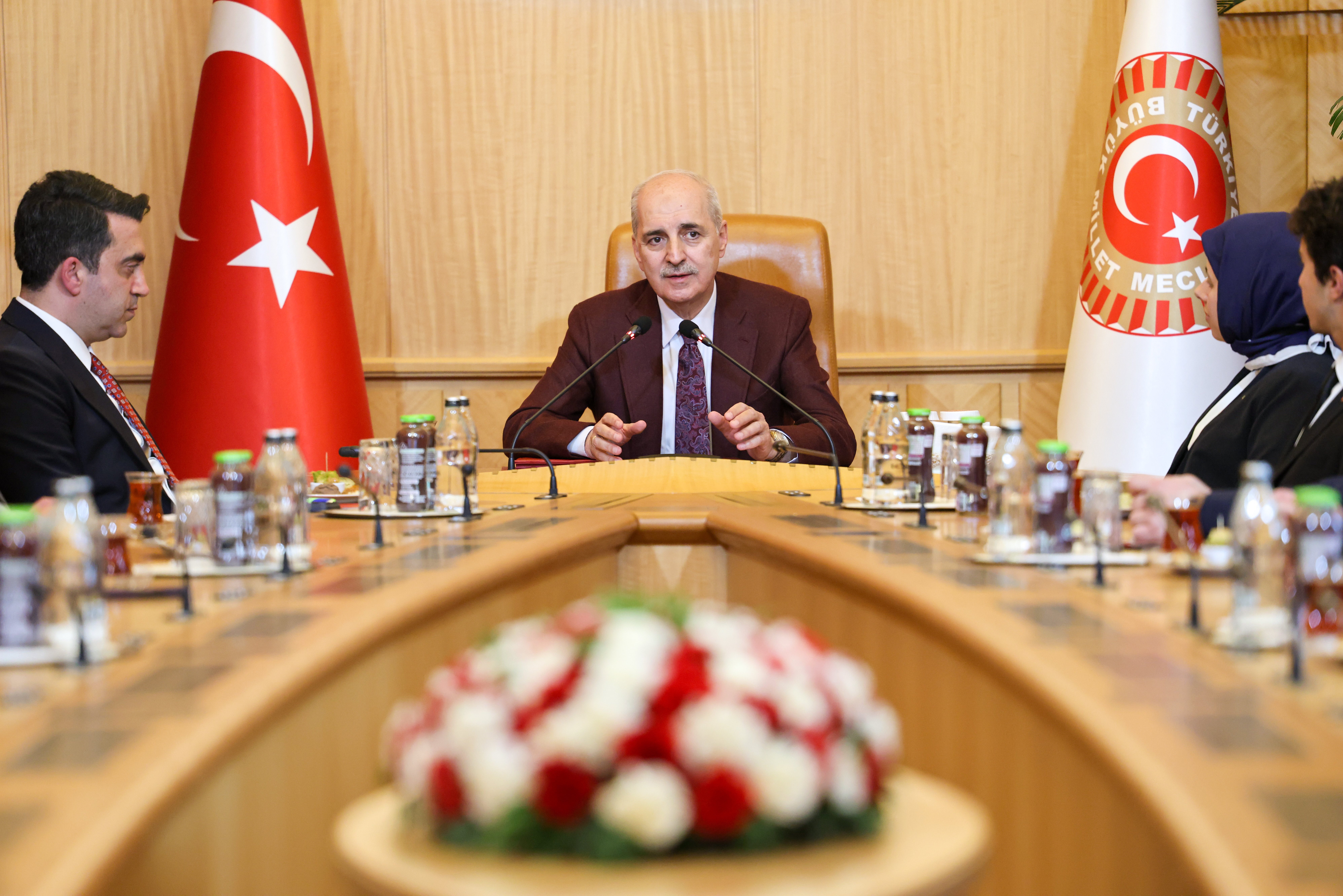 TBMM Başkanı Numan Kurtulmuş, Diaspora genç temsilcileriyle bir arada