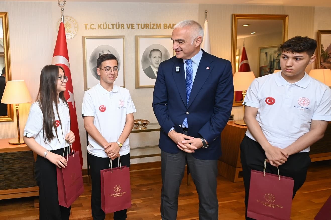 Bakan Ersoy, öğrenciler tarafından hazırlanan cam mozaik Türk bayrağını inceliyor.