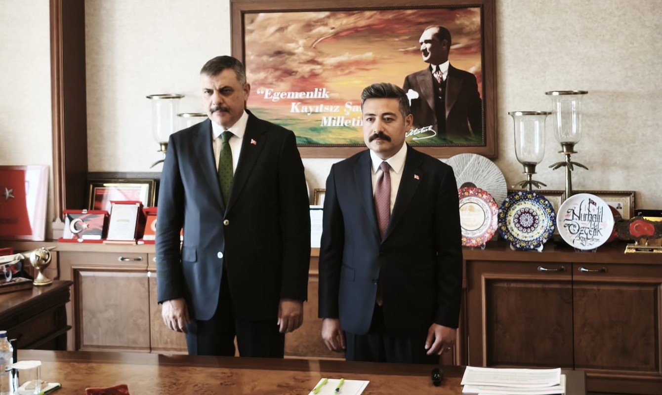 Bakan Çiftçi, Adilcevaz Kaymakamlığında brifing alıyor.
