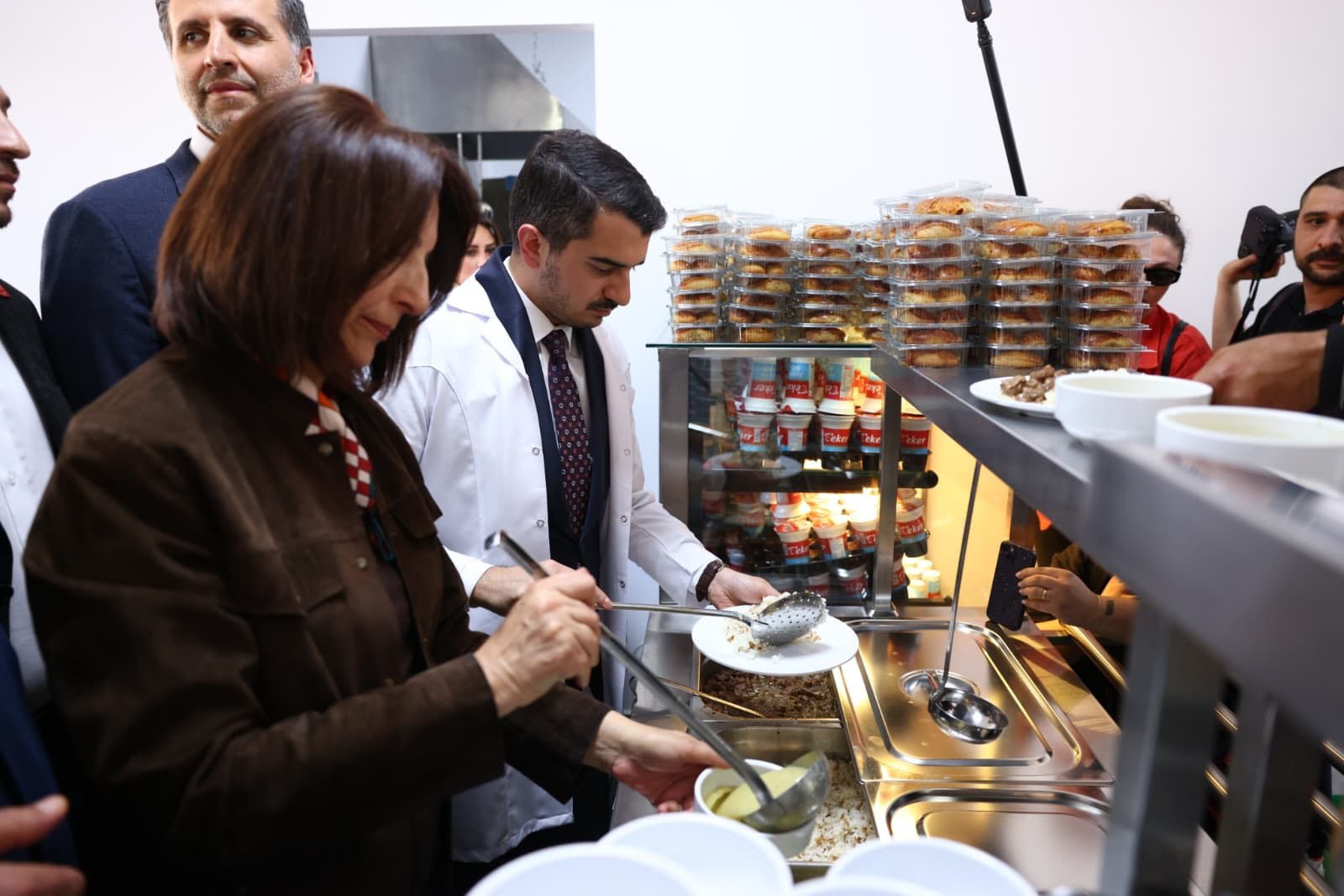 Hüseyin Can Güner vatandaşa yemek dağıtıyor