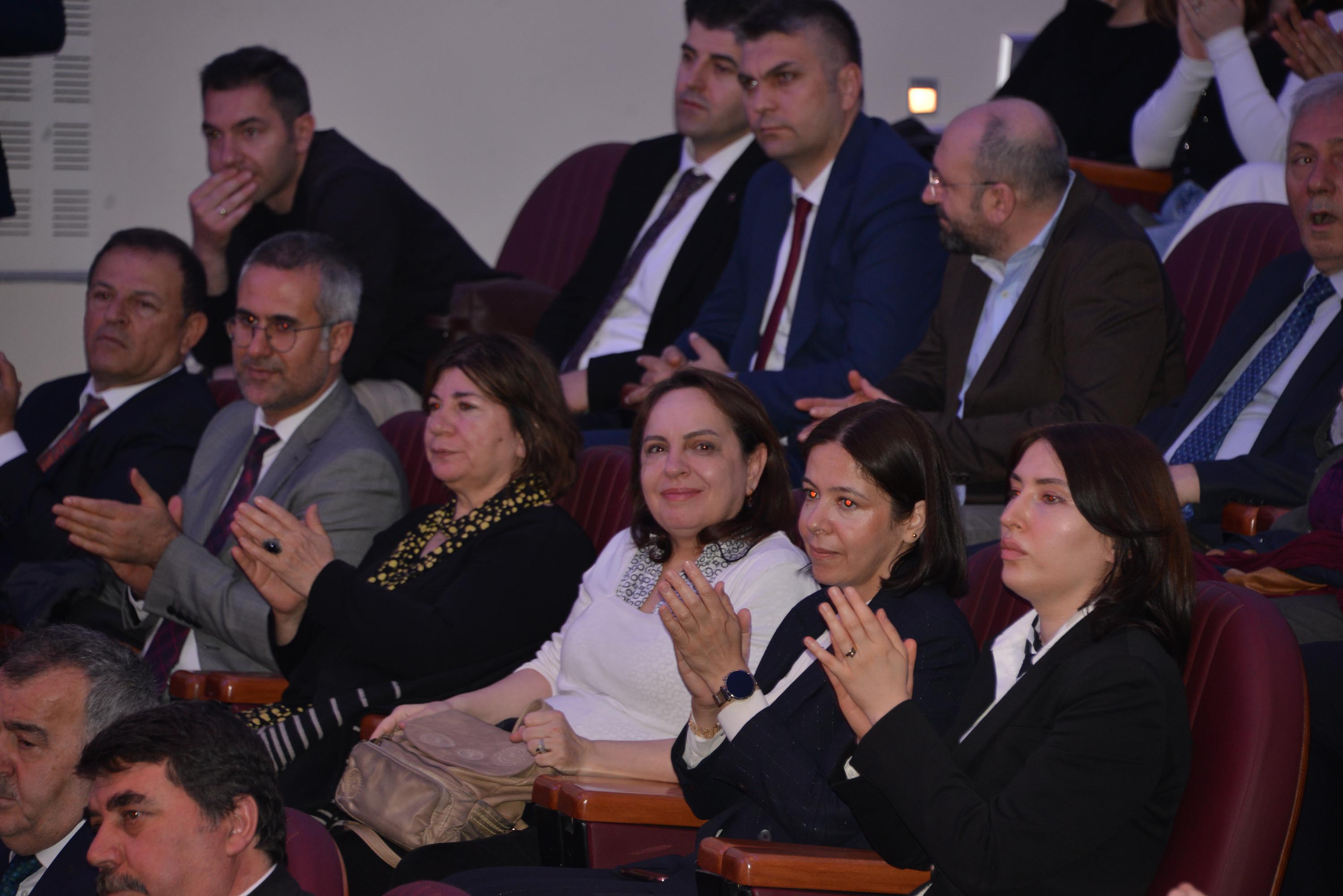 Kadir Özkaya panelde konuşuyor