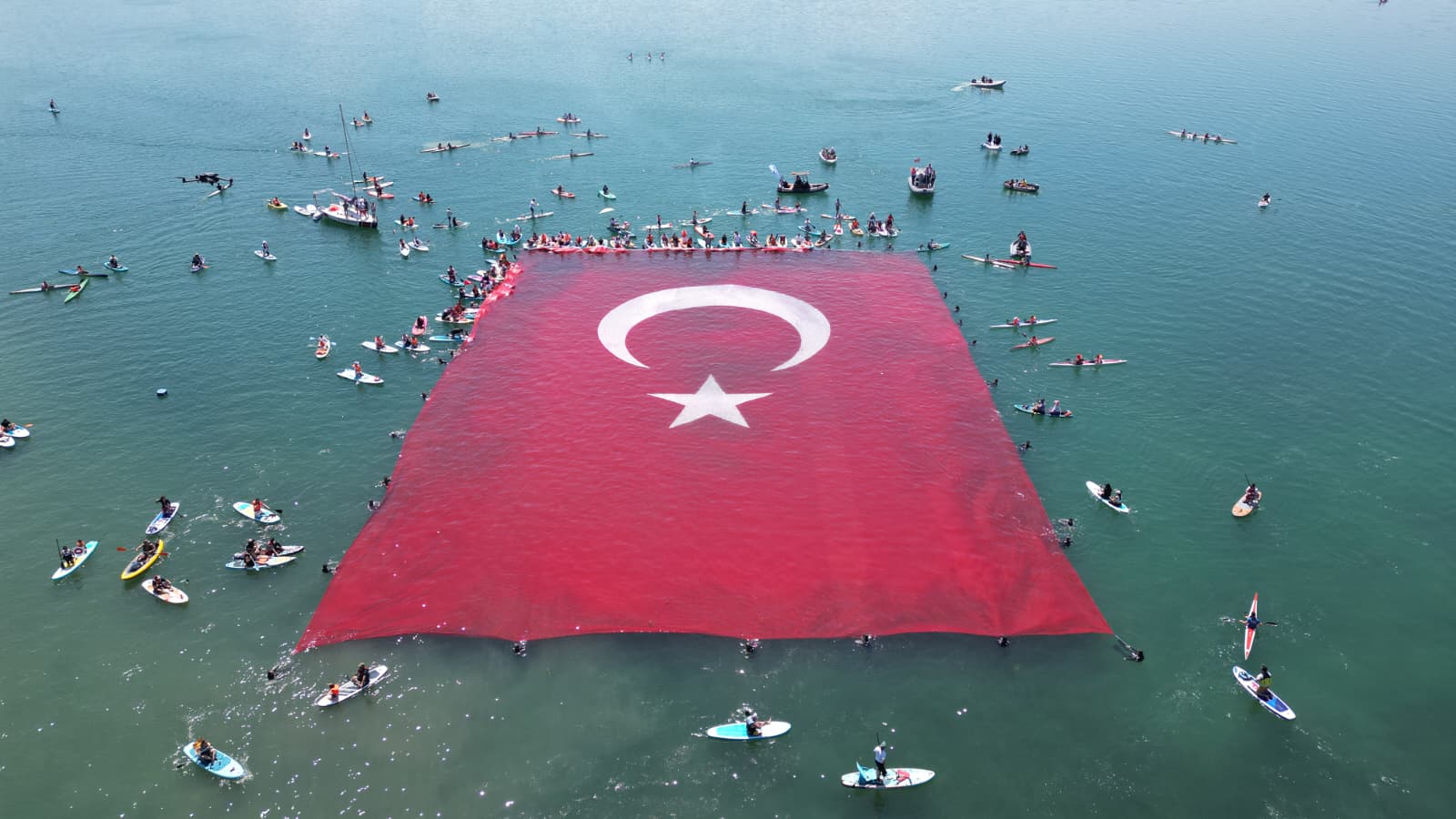 1923 metrekarelik dev Türk bayrağı Sapanca Gölü