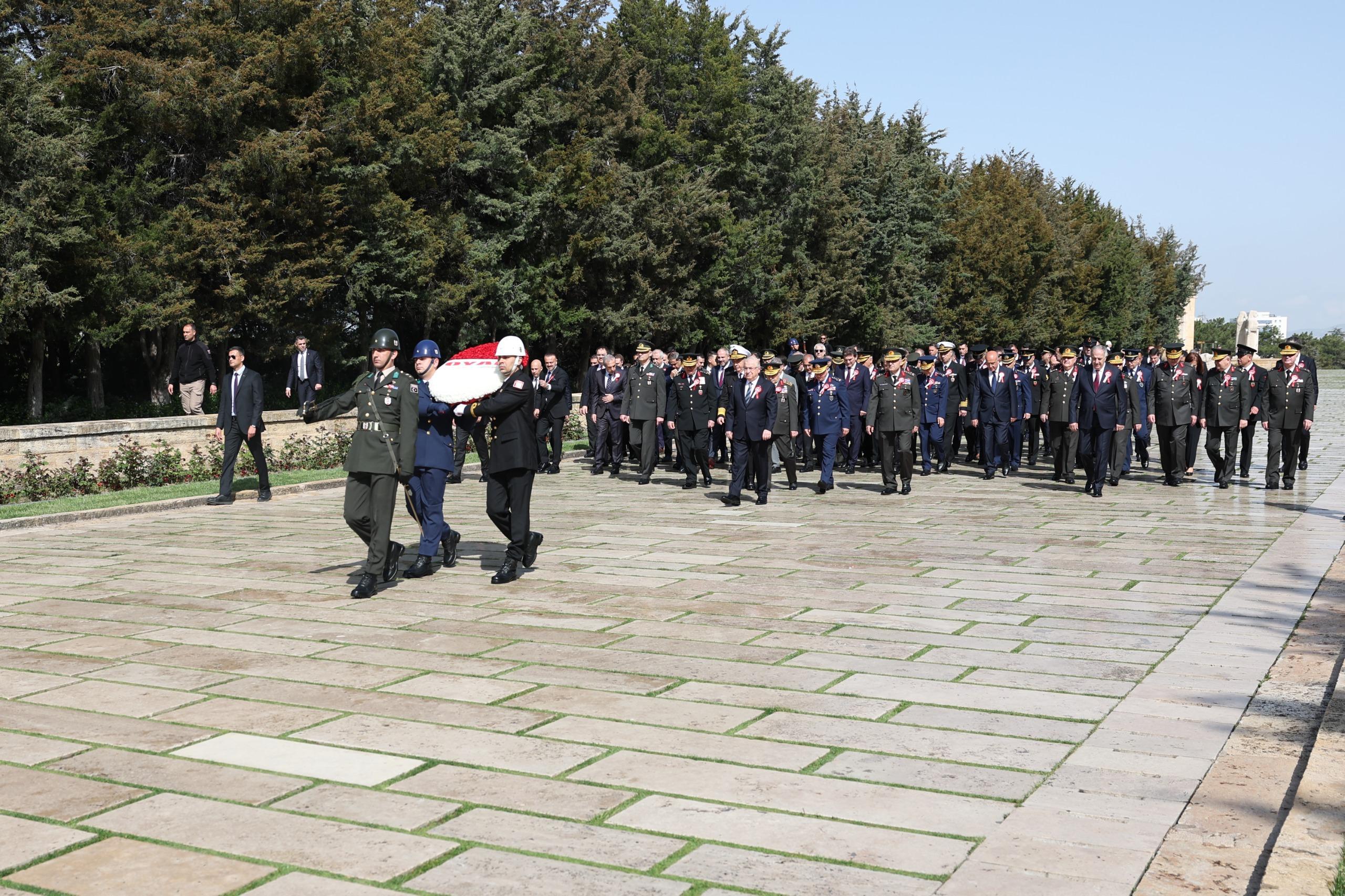OYAK Yönetim Kurulu Başkanı Zekai Aksakallı ve Genel Müdür Murat Yalçıntaş Anıtkabir ziyaretinde