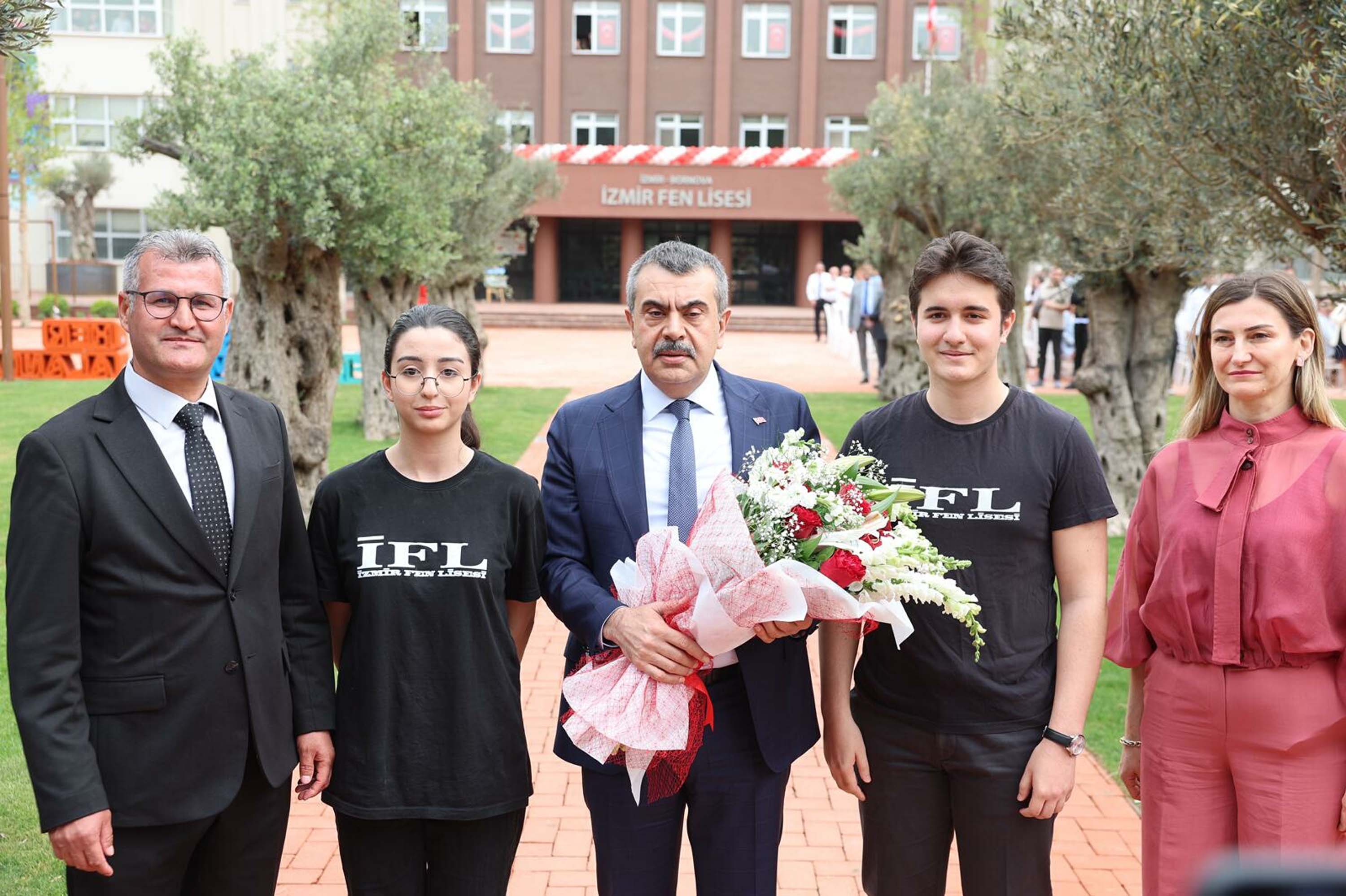 Bakan Yusuf Tekin protokolle birlikte okul bahçesinde