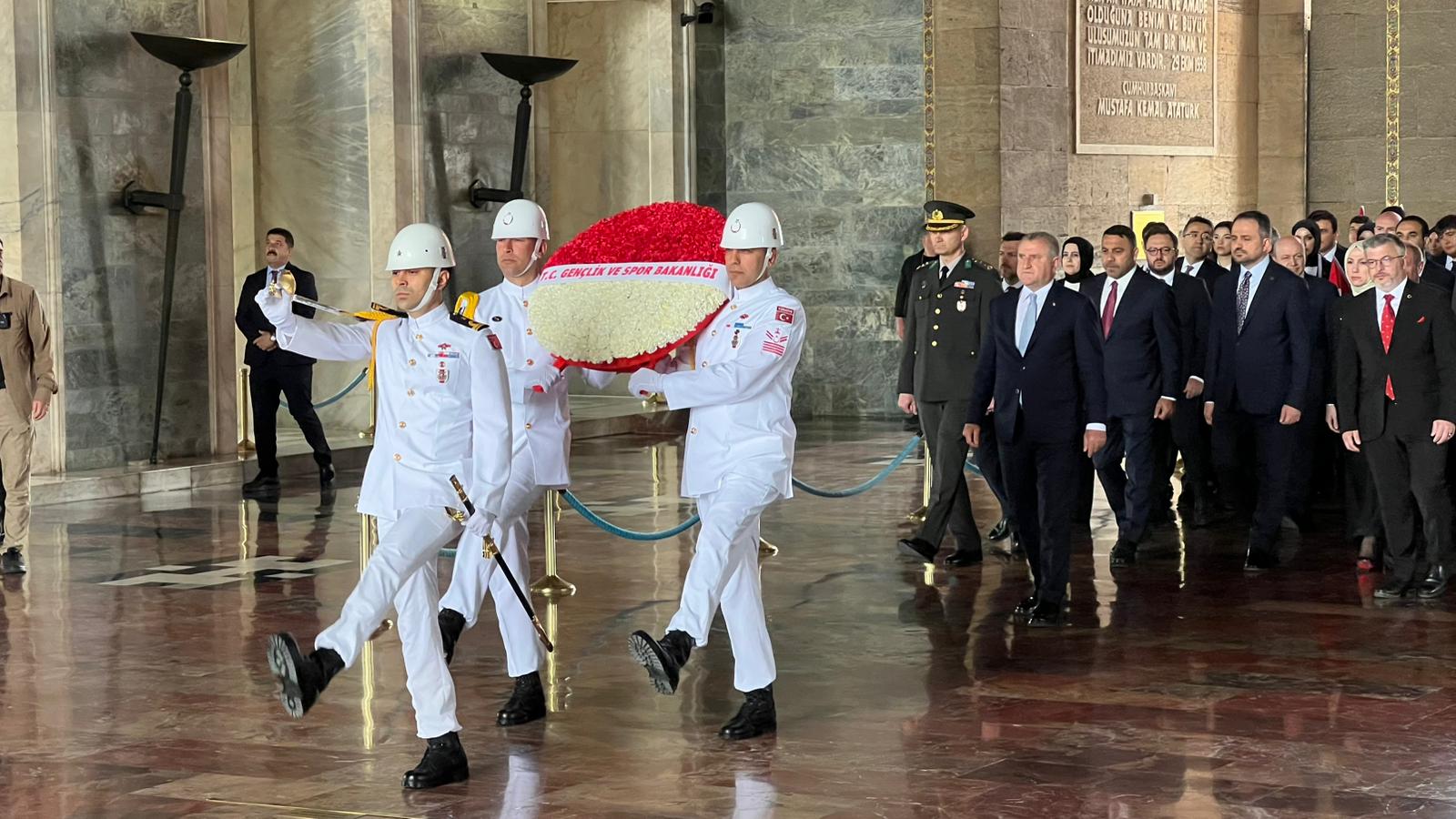 Bakan Bak ve gençler Anıtkabir