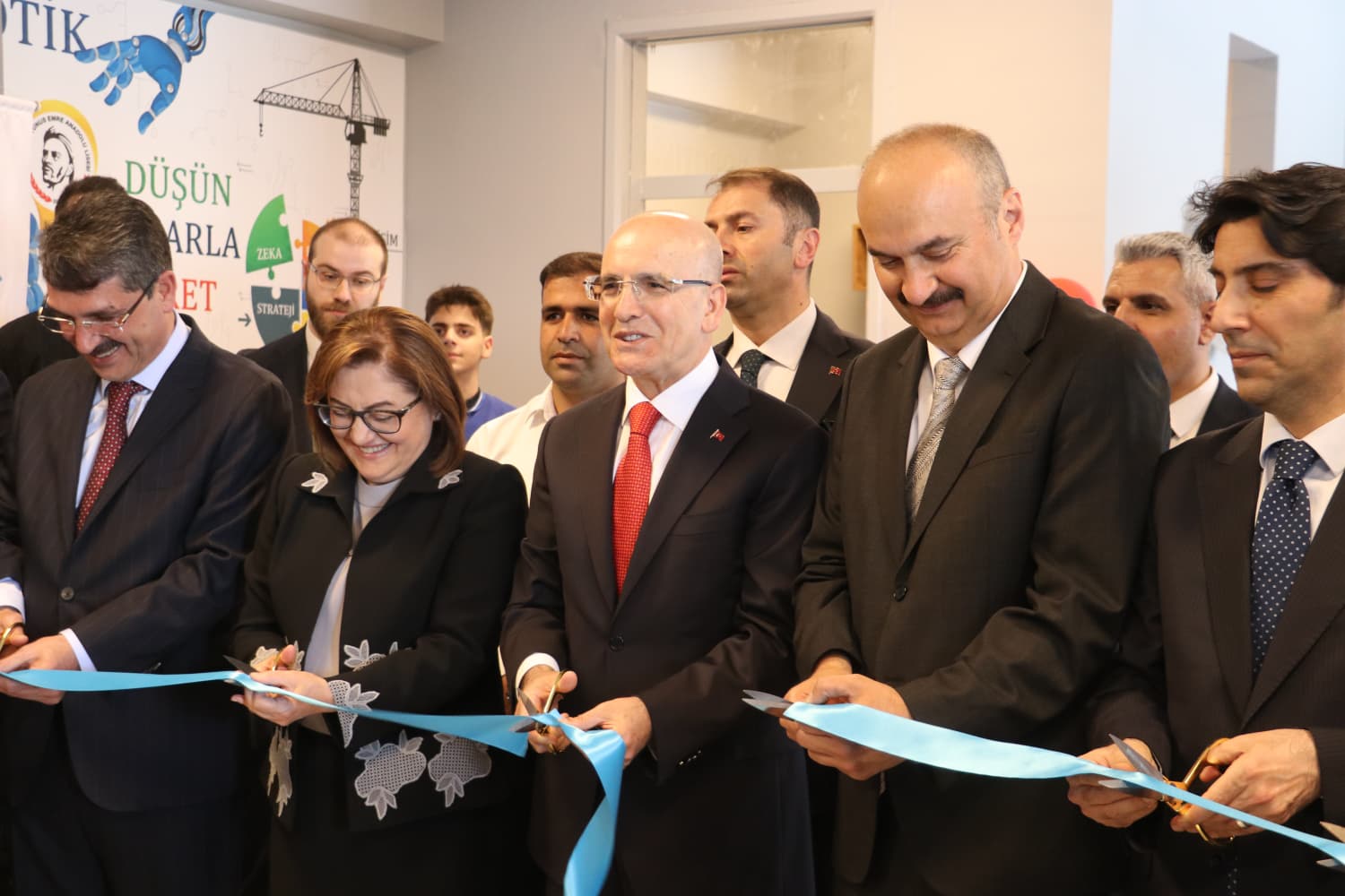 Devlet Tiyatroları Batman Sahnesi açılış kurdelesi kesiliyor.