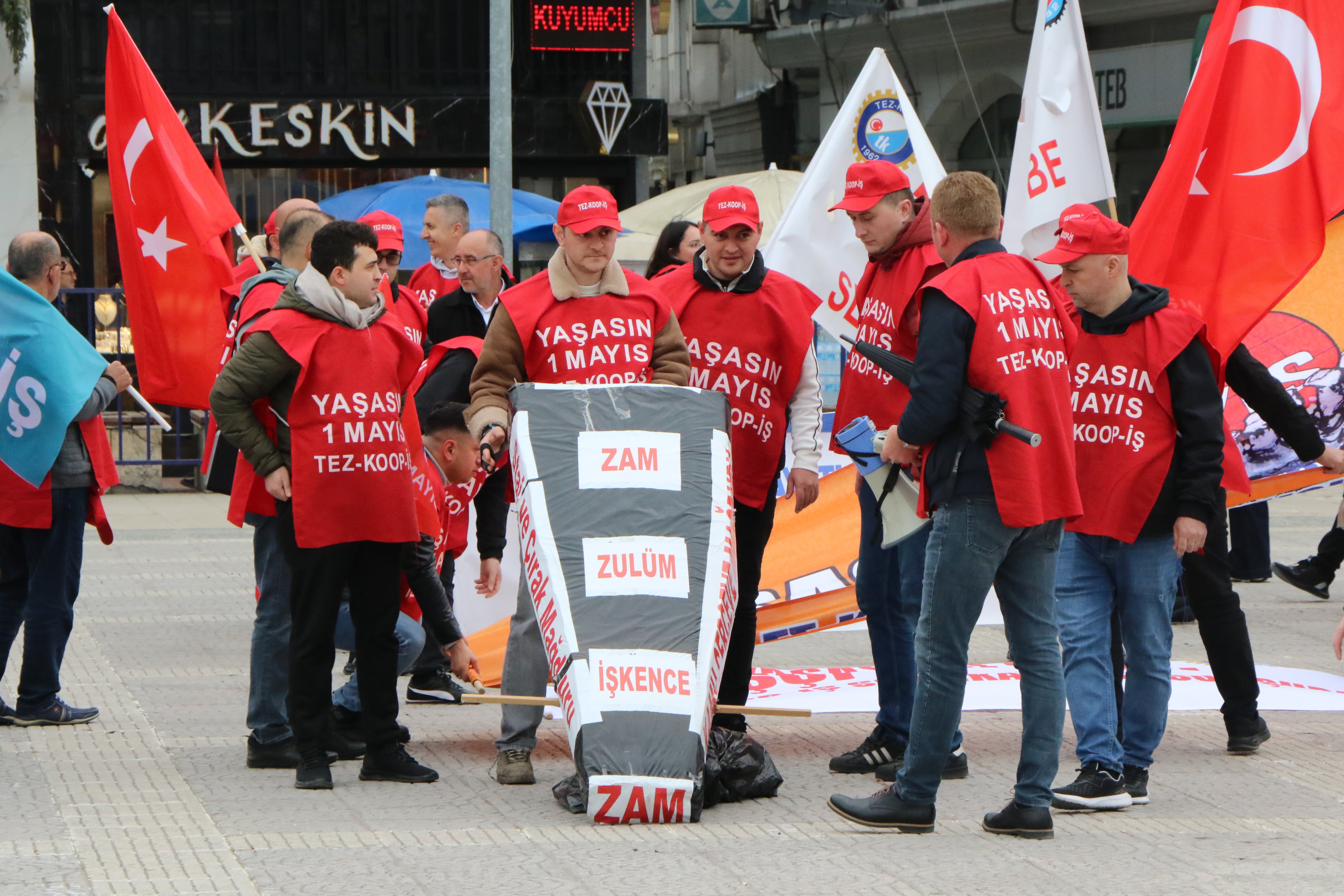 TÜRK-İŞ Samsun İl Başkanı Fatih Köymen konuşma yapıyor