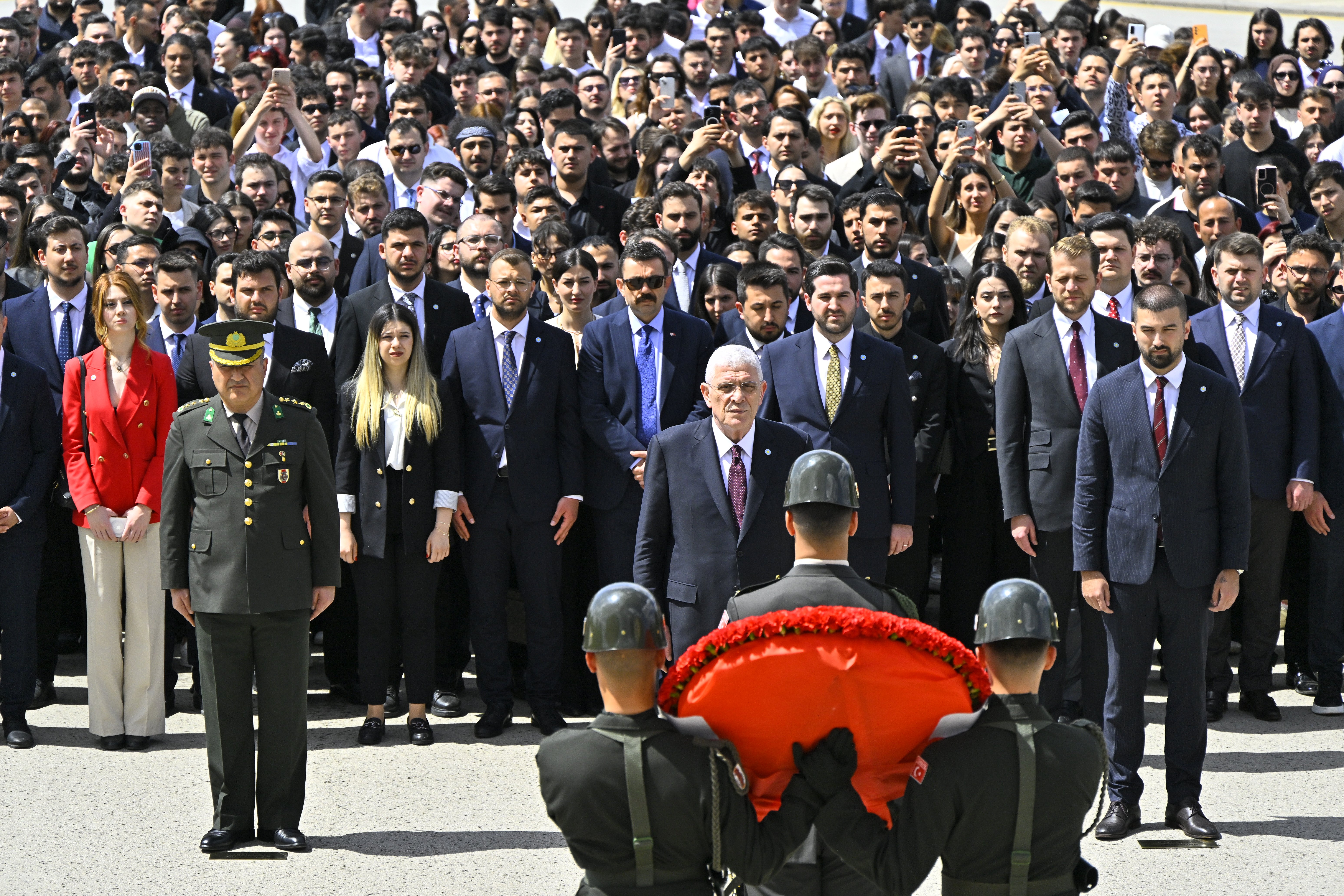 Dervişoğlu, gençlerle birlikte Anıtkabir’de saygı duruşunda bulunuyor.