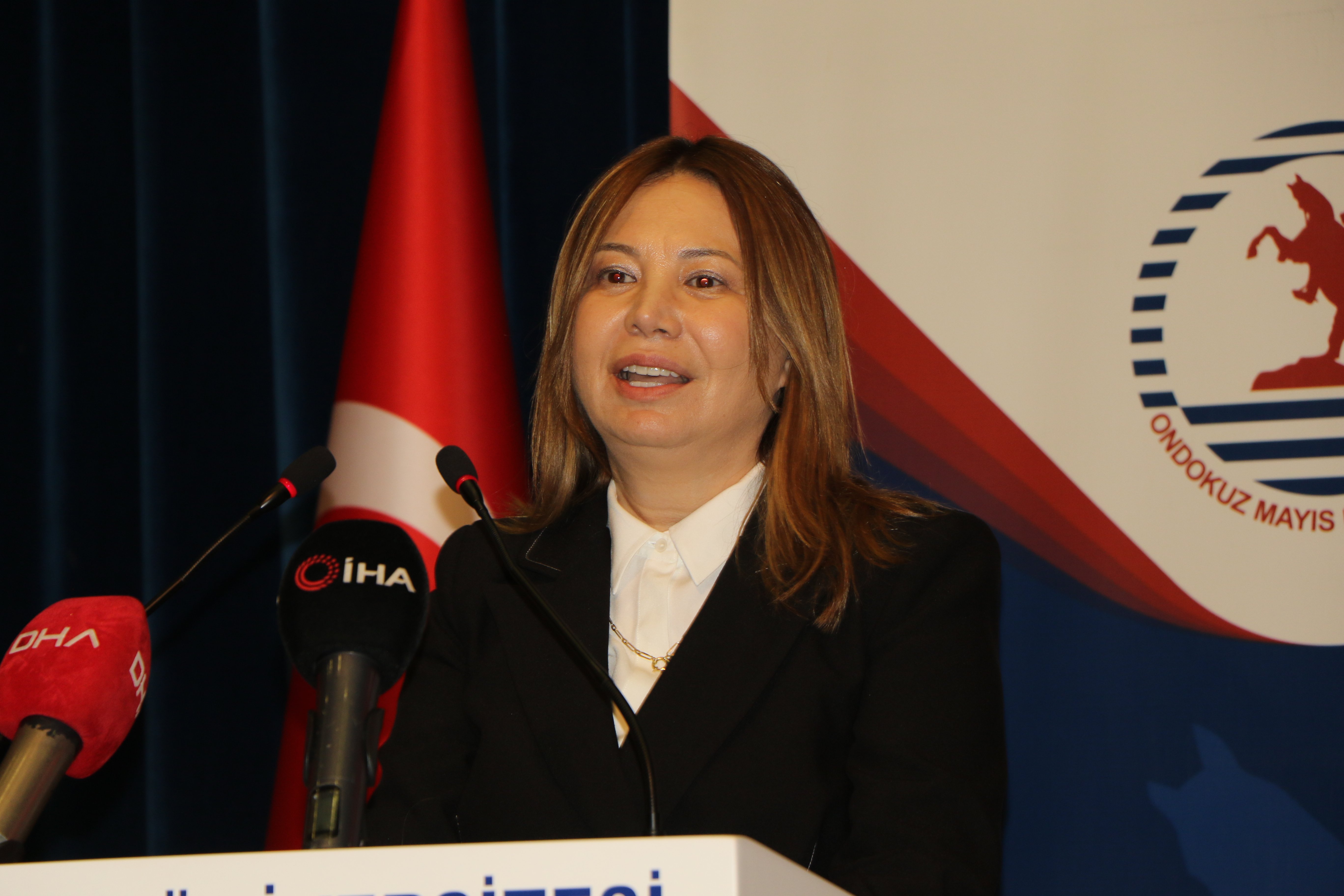 Katılımcılar programı dinliyor