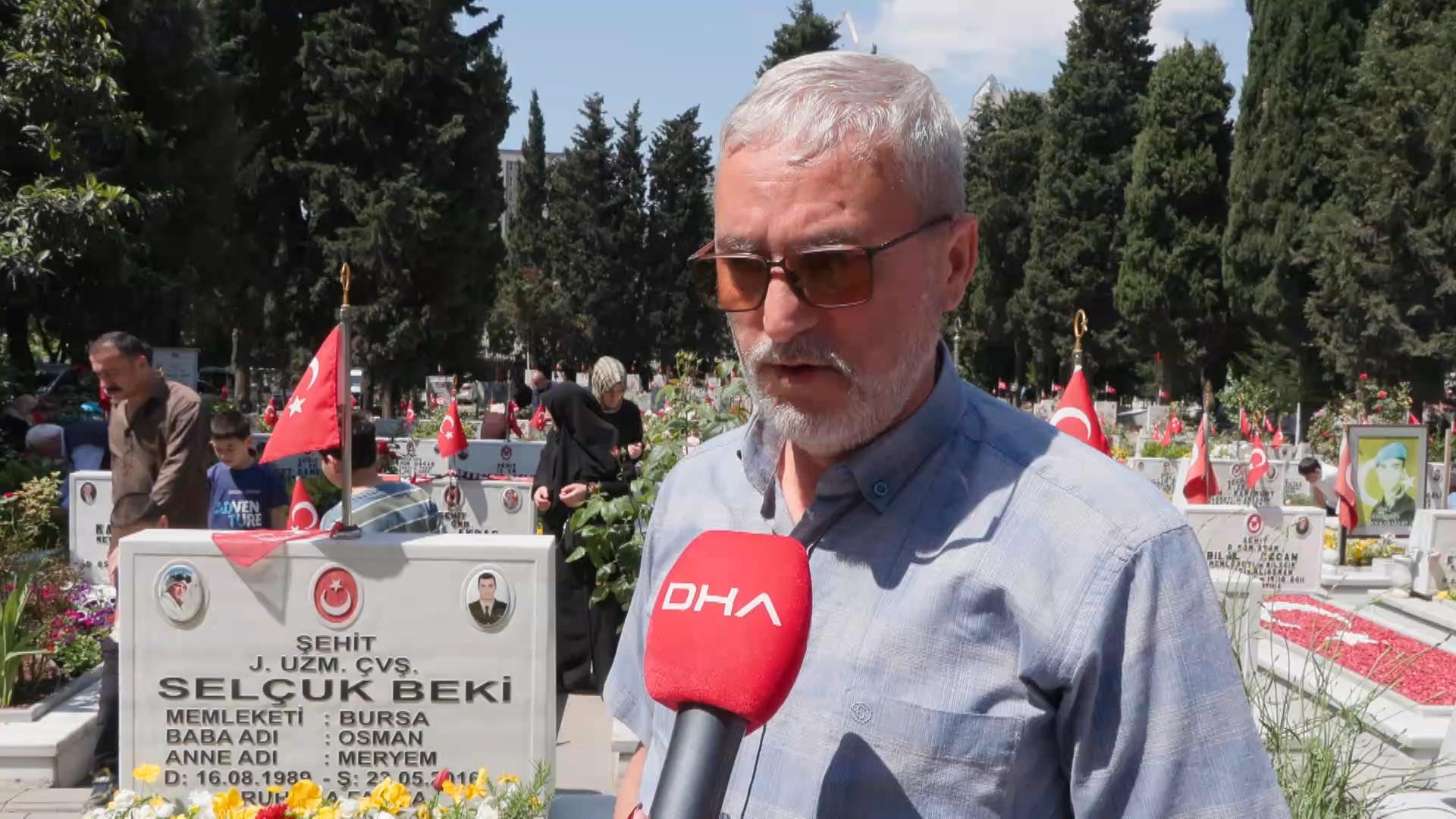 Protokol üyeleri şehitlikte dua ediyor