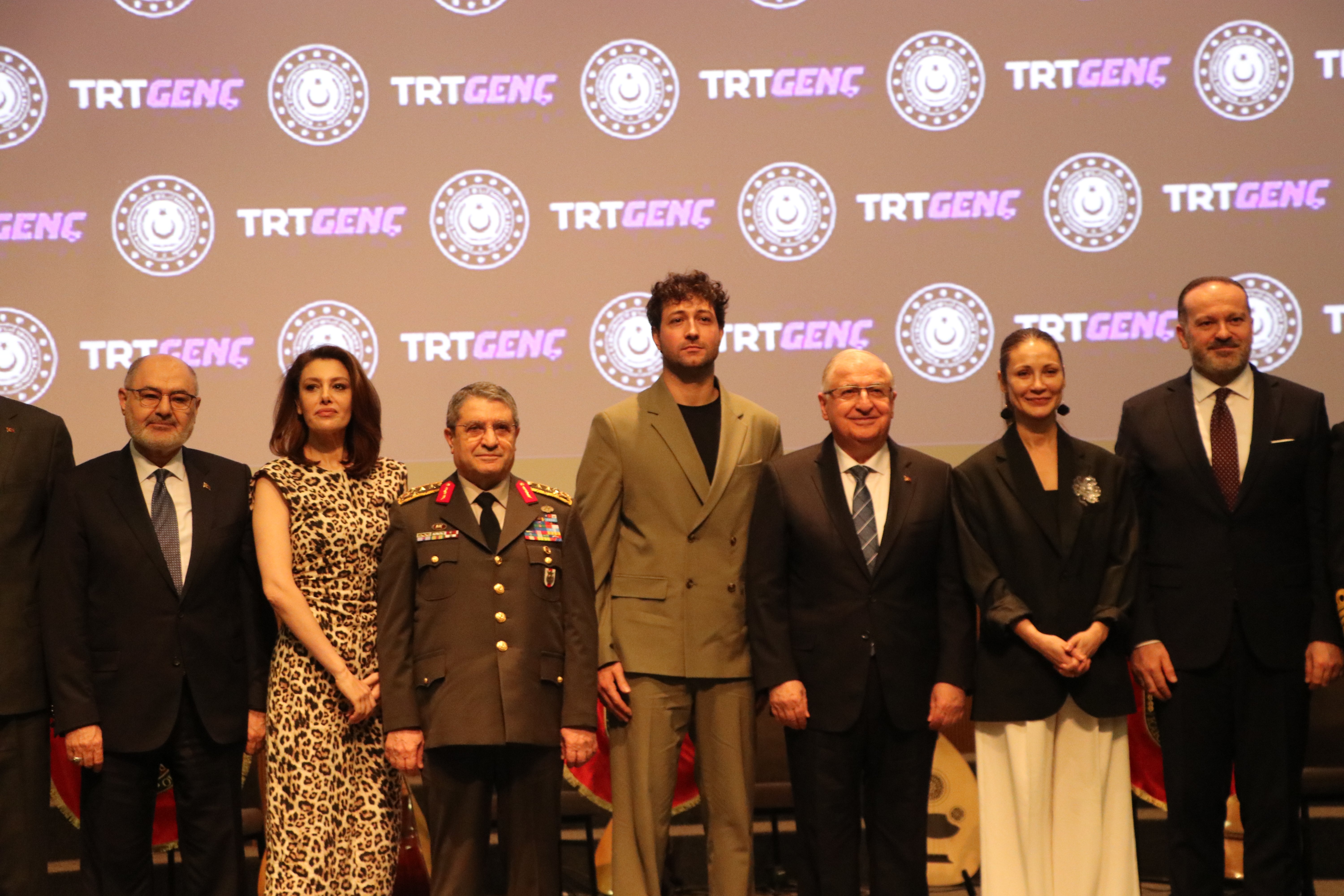 Birlikteyiz programı galasında sahnede askeri birlik
