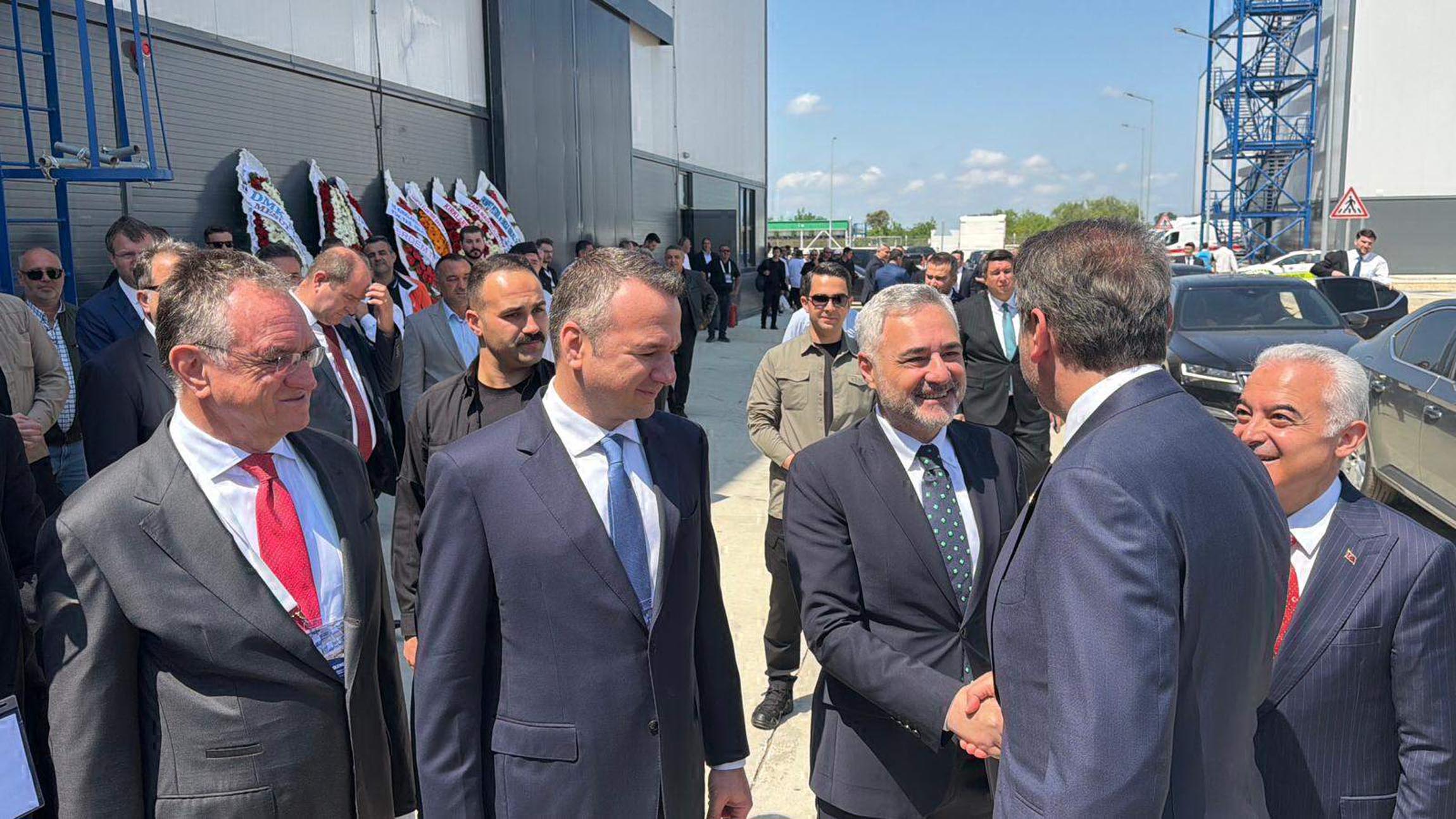 Açılış kurdelesi kesilirken Bakan Bayraktar ve protokol üyeleri.