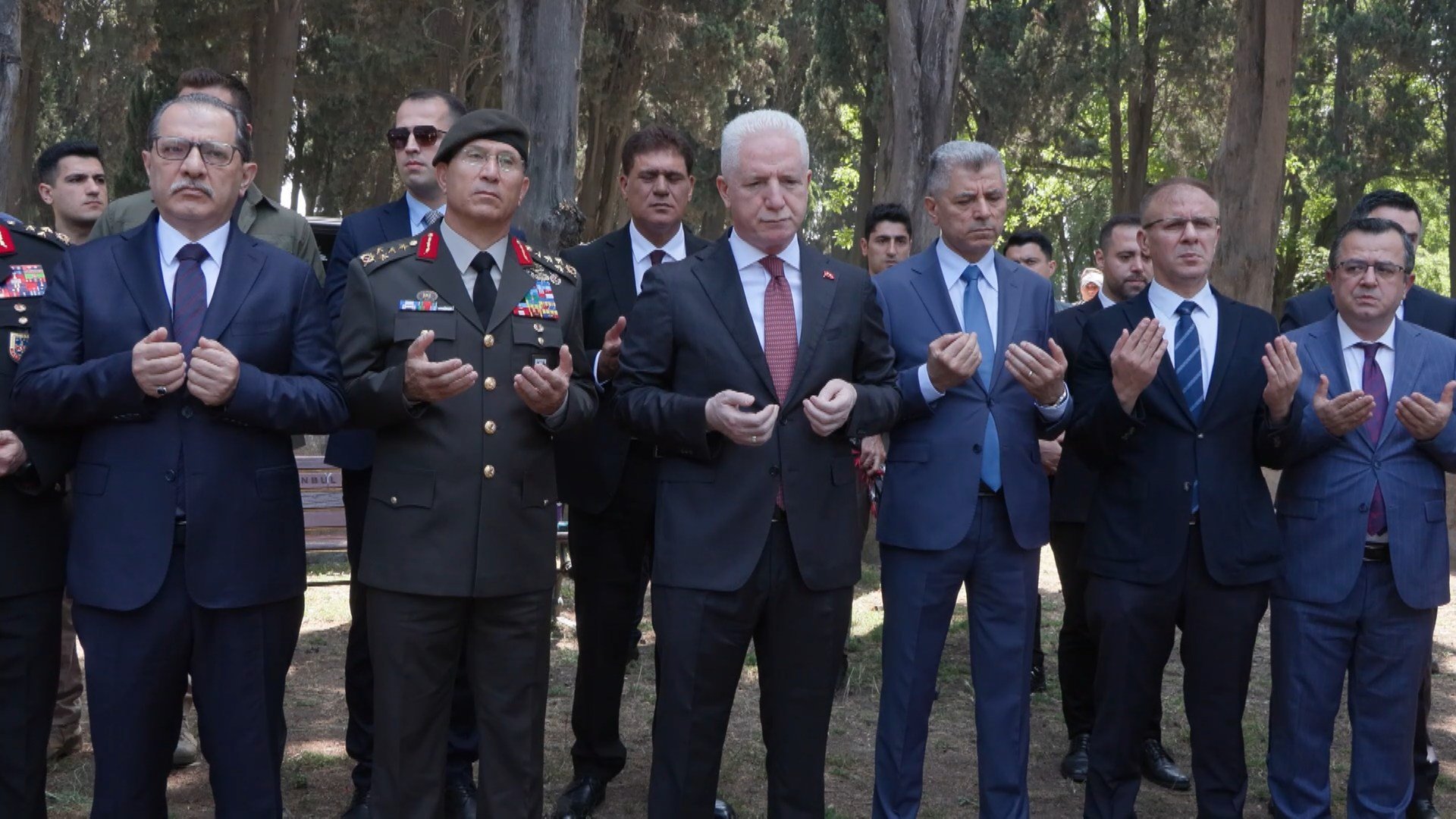 Vali Gül şehit yakınlarıyla sohbet ediyor