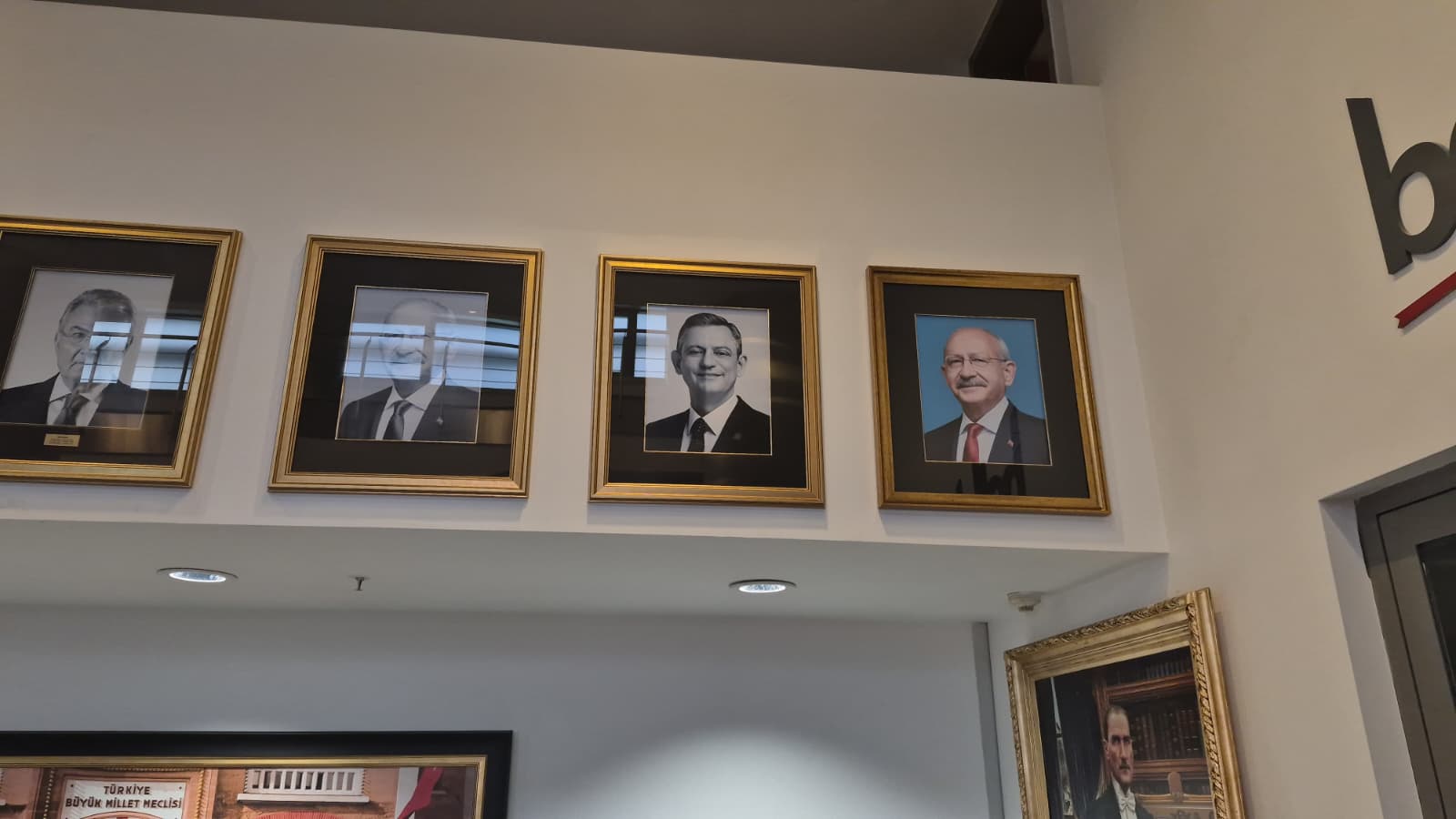 Kemal Kılıçdaroğlu fotoğrafı CHP Genel Merkezine asıldı