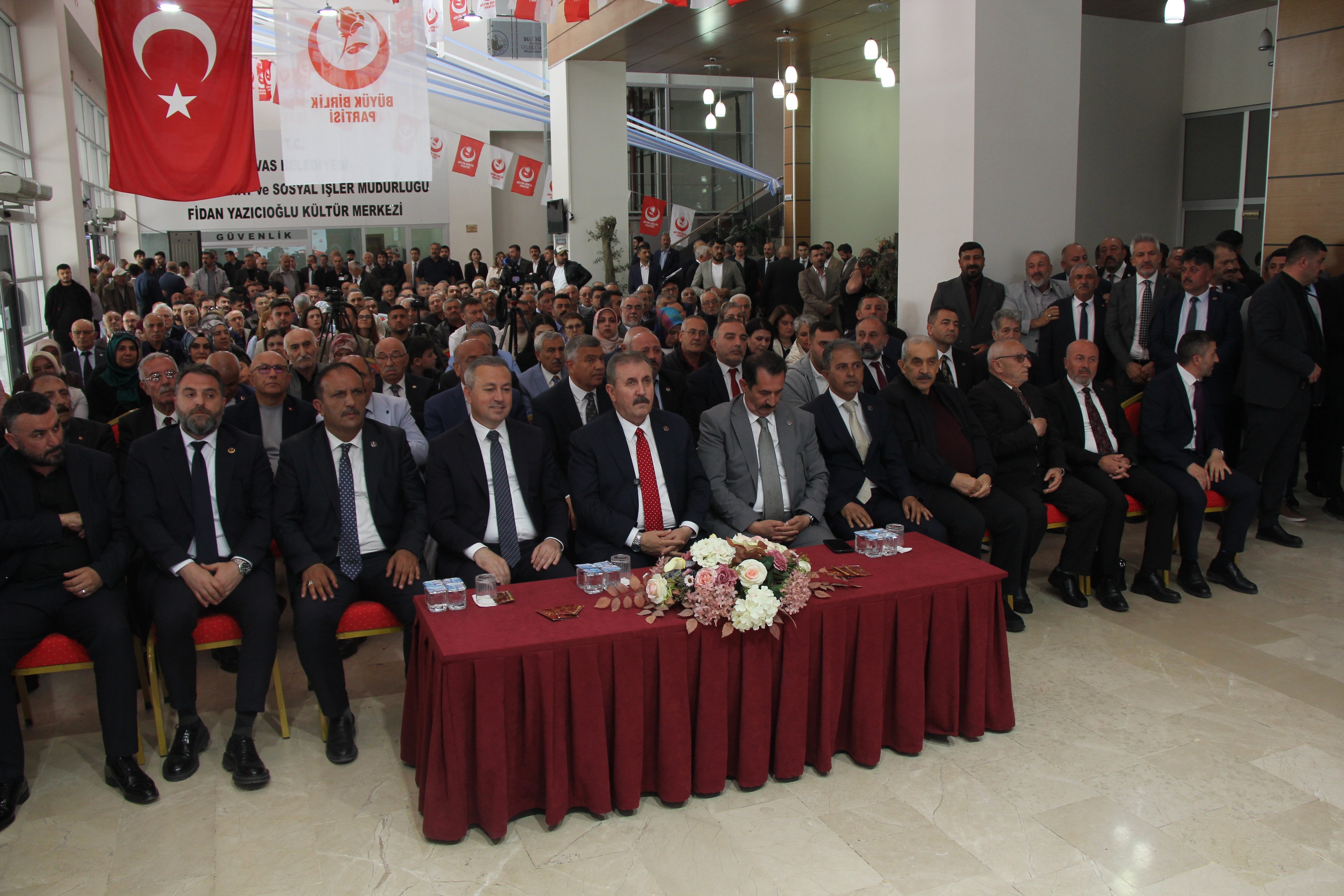 BBP Genel Başkanı Mustafa Destici vatandaşlarla bayramlaşıyor