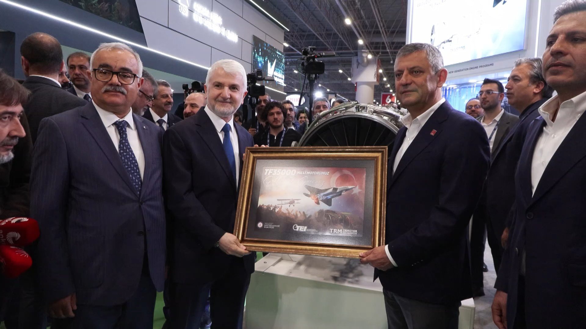 CHP Lideri Özgür Özel fuar alanında