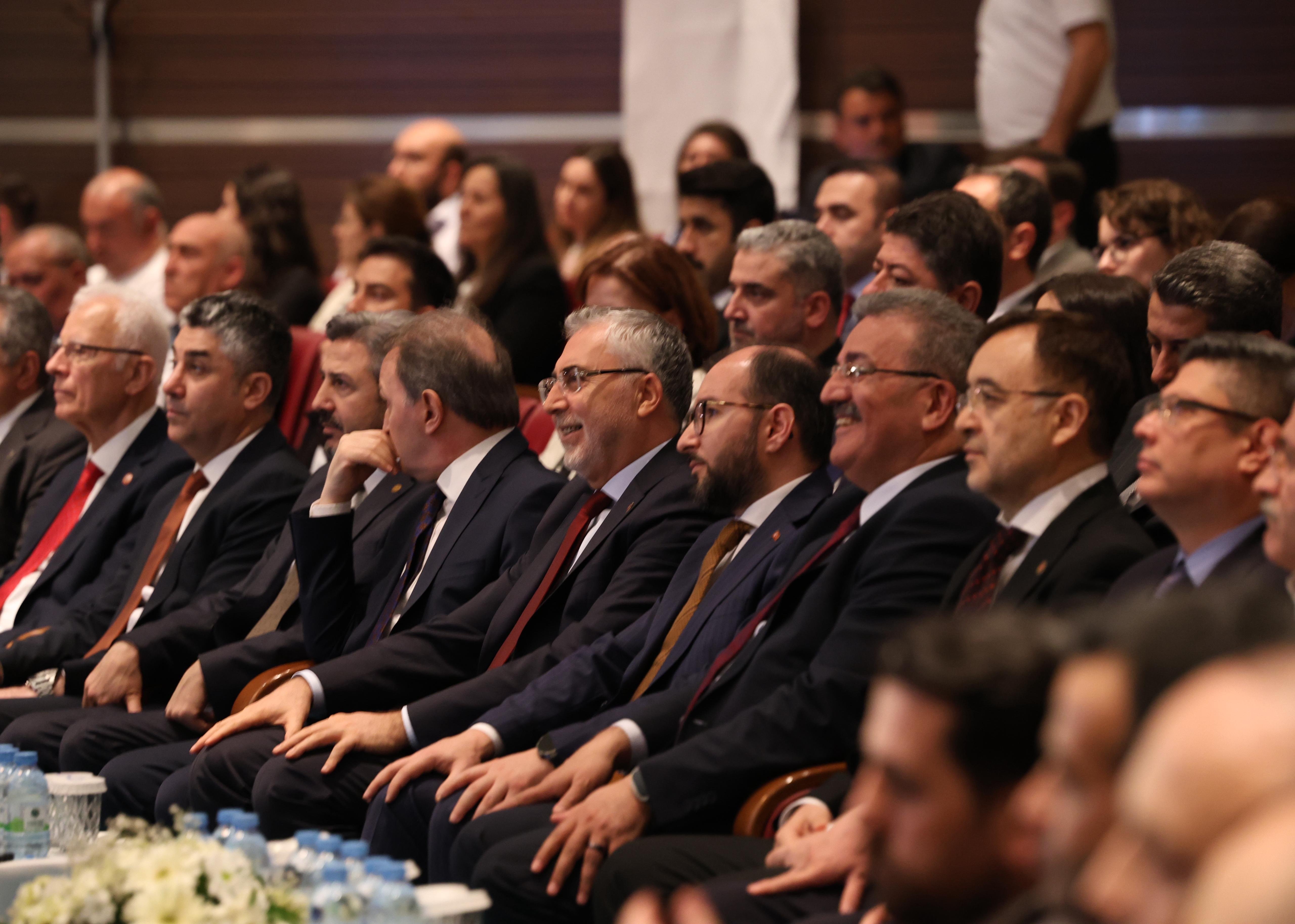 Bakan Işıkhan, SGK personeline teşekkür ediyor.