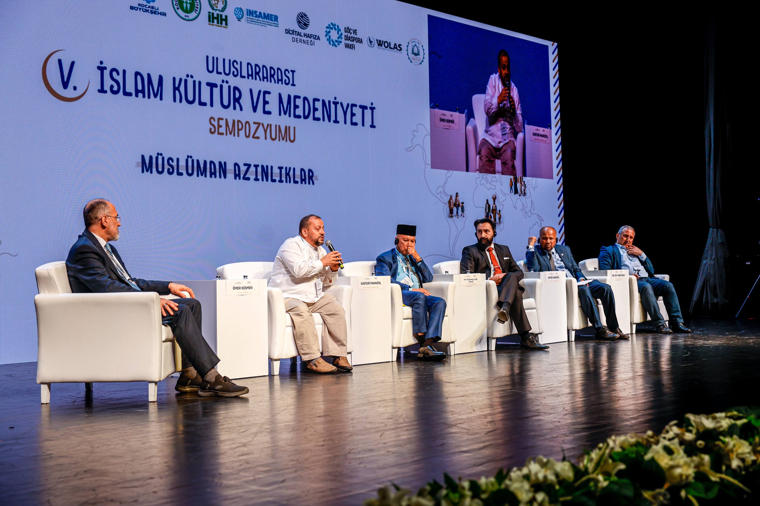 Prof. Dr. Abdullah Kahraman sempozyumda konuşma yapıyor