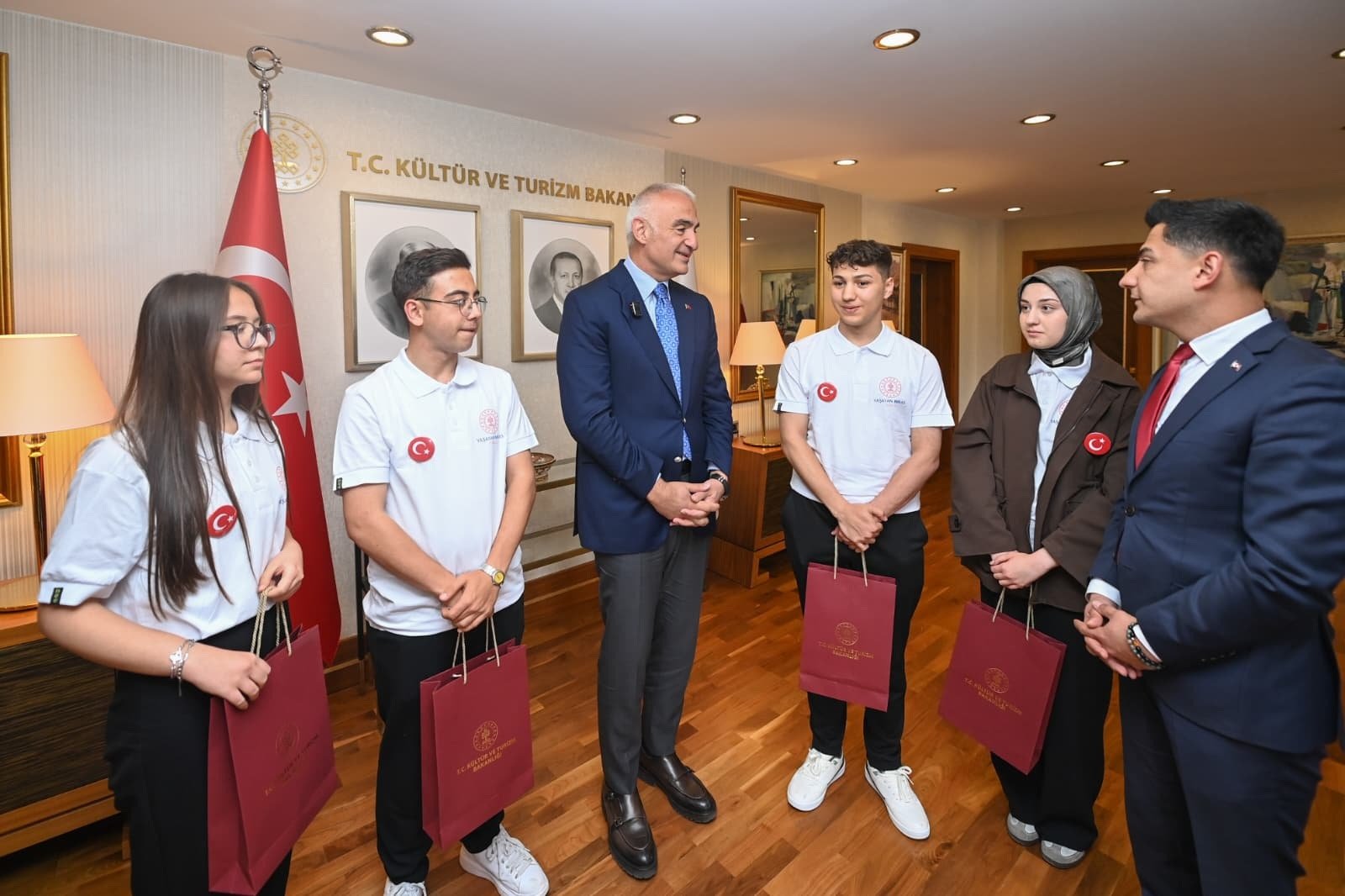 Bakan Ersoy, Çankırı Selahattin İnal Güzel Sanatlar Lisesi öğrencileriyle sohbet ediyor.
