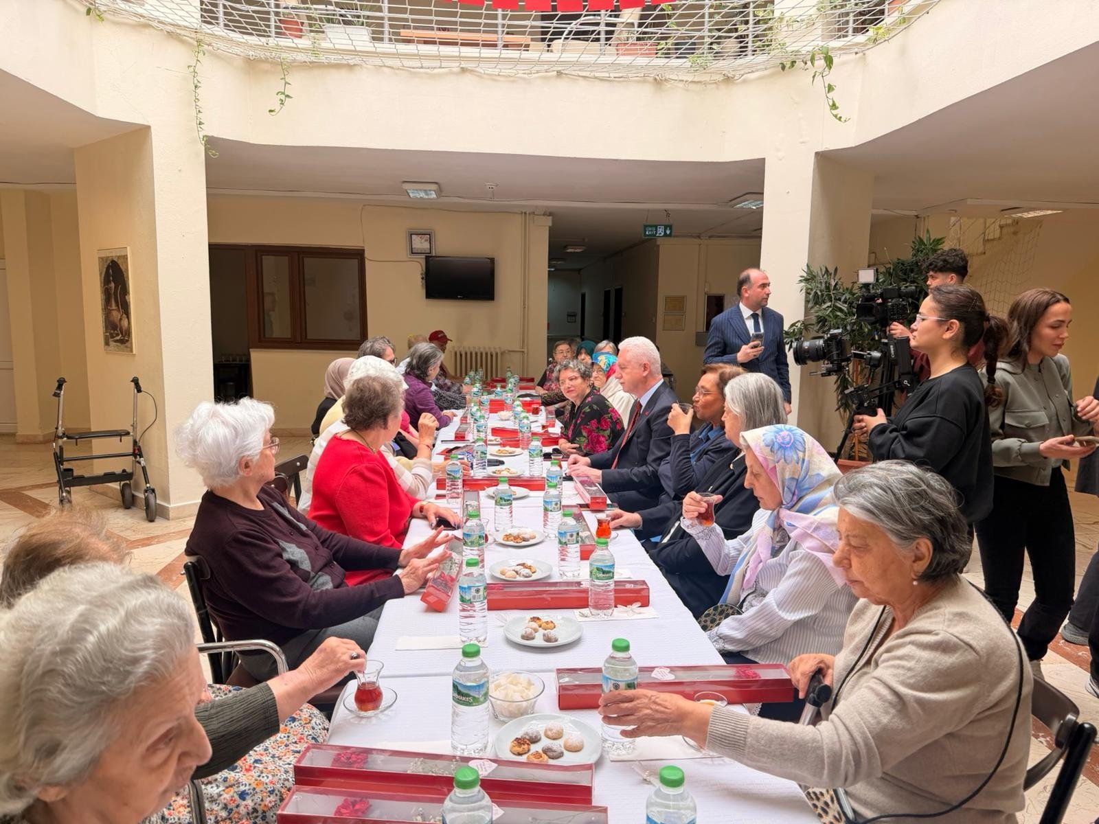 Bakan Göktaş huzurevi sakinleriyle sohbet ediyor