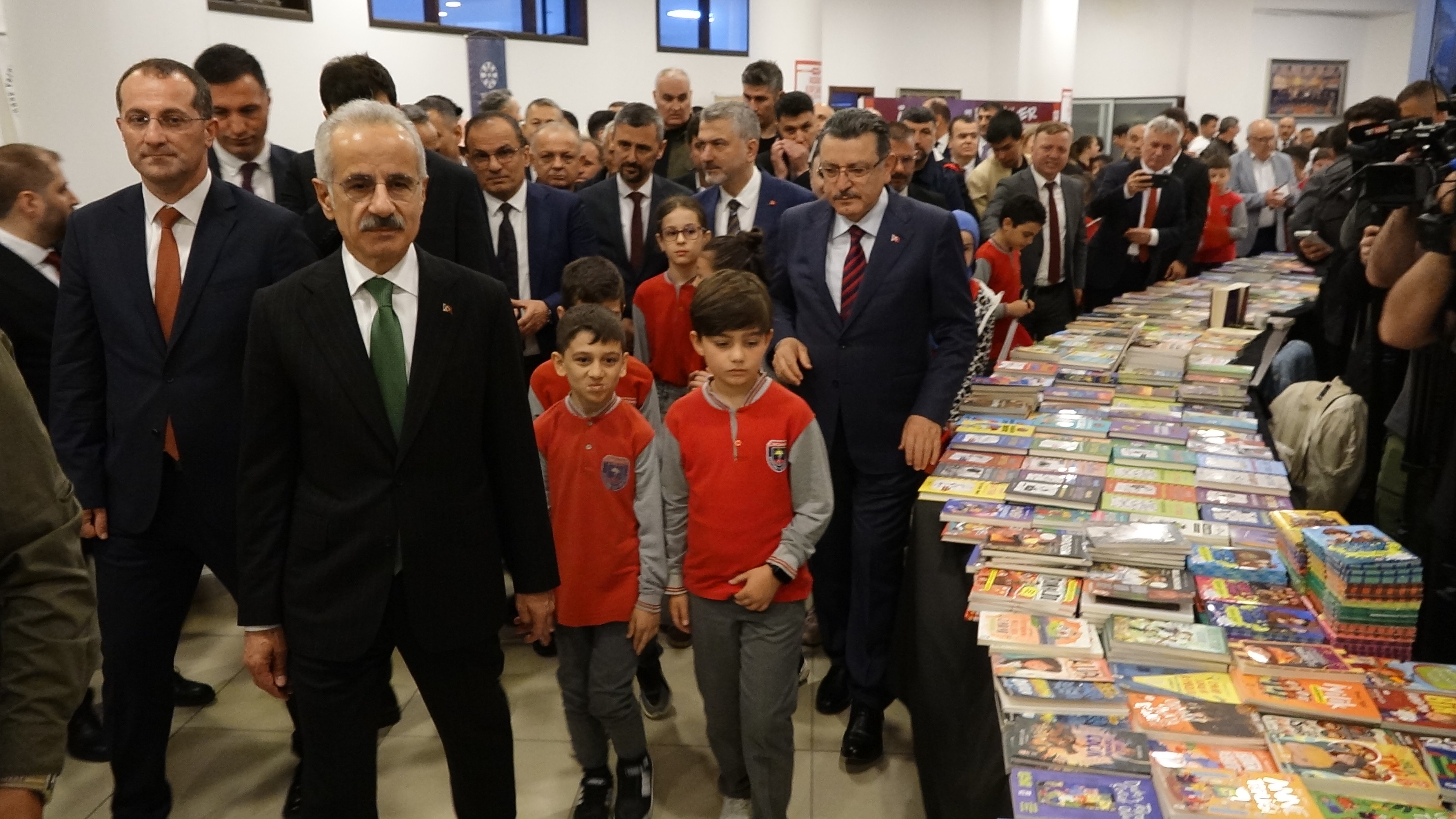 Abdulkadir Uraloğlu Samsun-Trabzon-Sarp hızlı tren projesini açıklıyor.