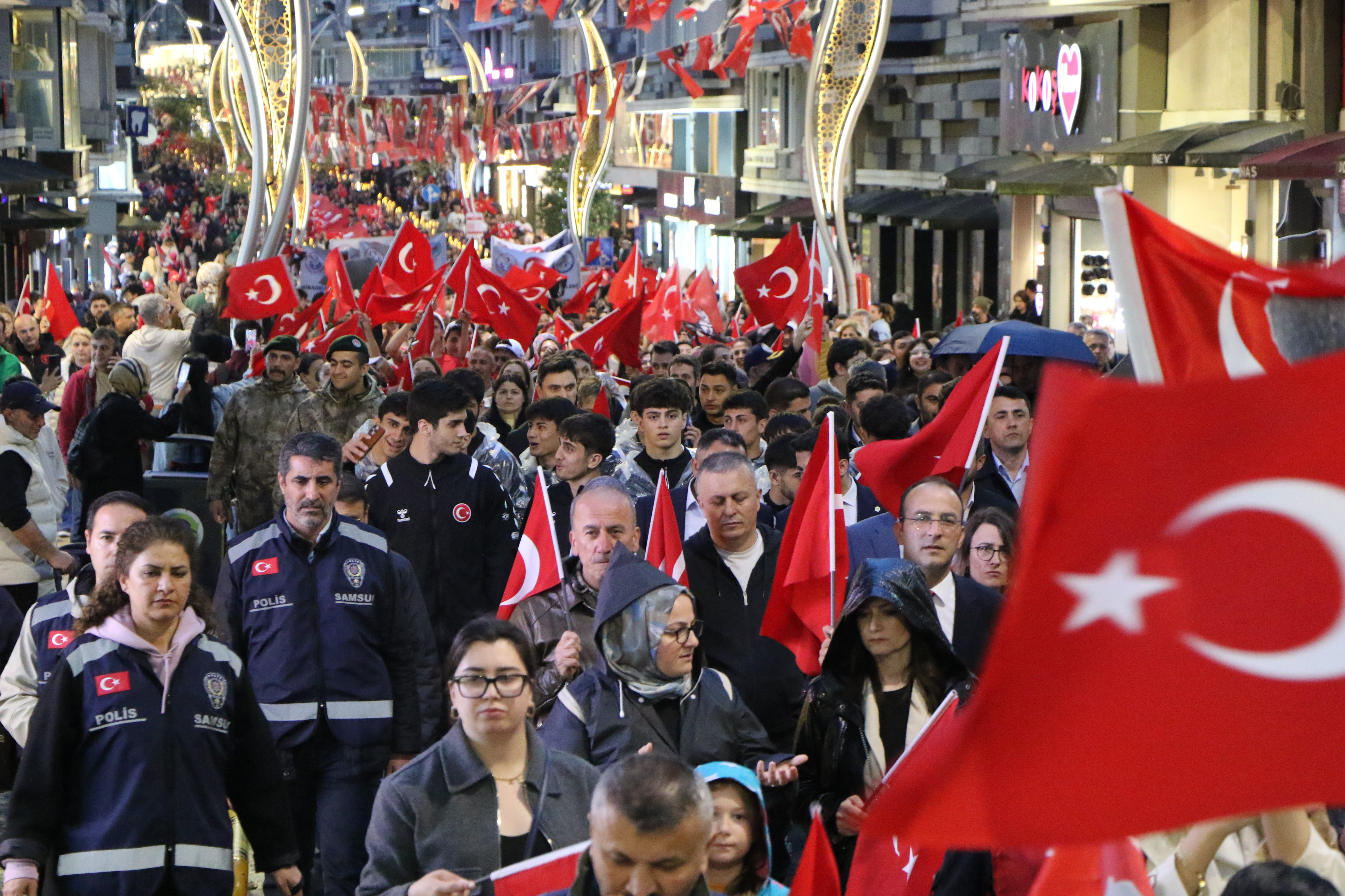 Fener alayına katılan vatandaşlar