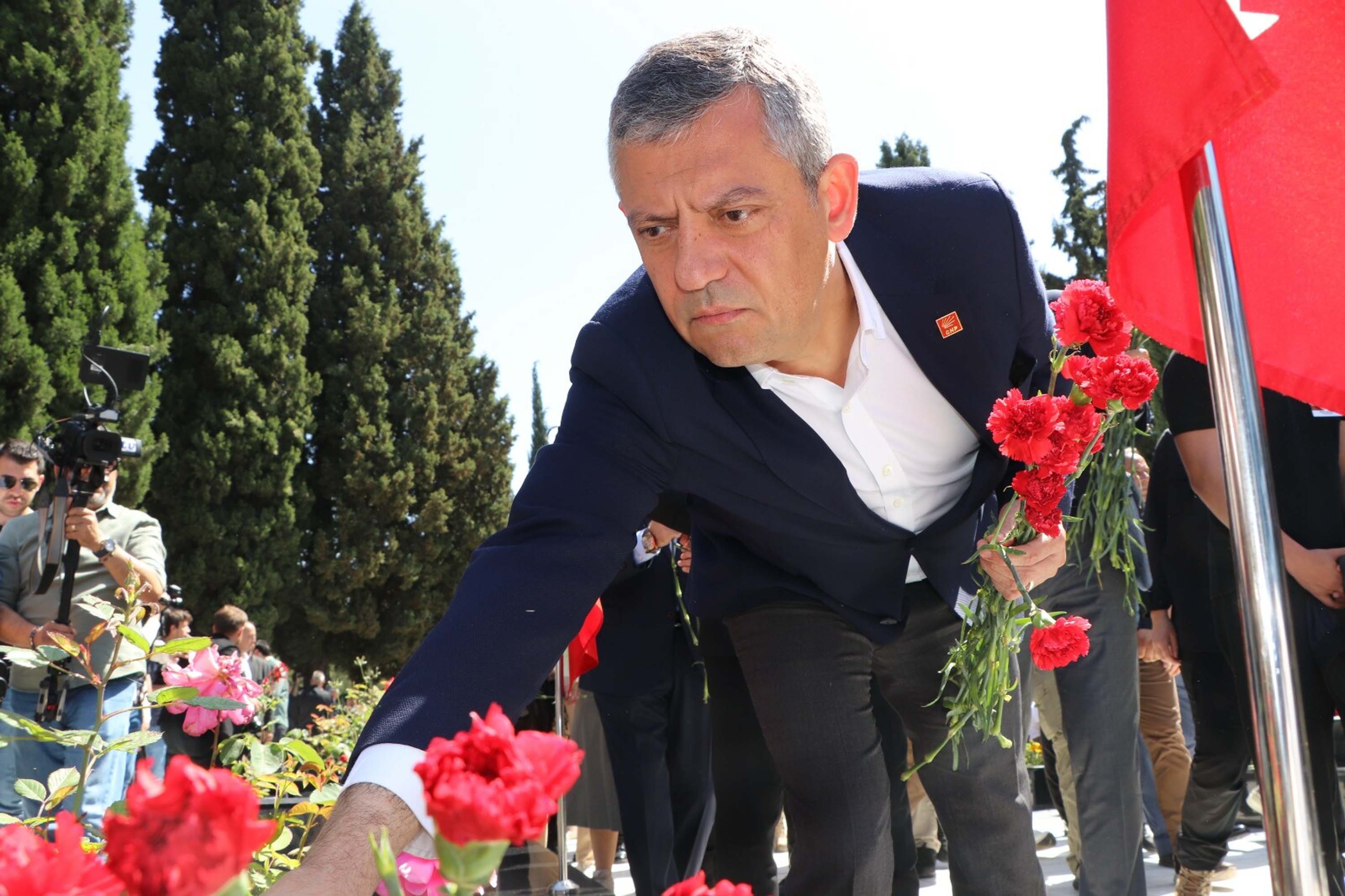 Özgür Özel şehit mezarlarına karanfil bırakıyor