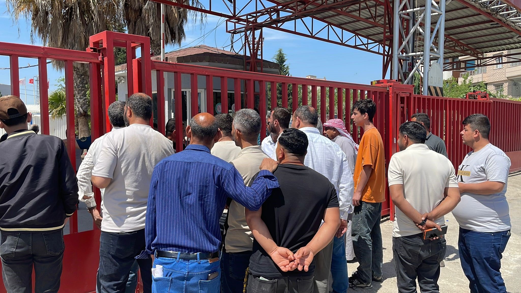 Akçakale Gümrük Kapısı yoğunluğu