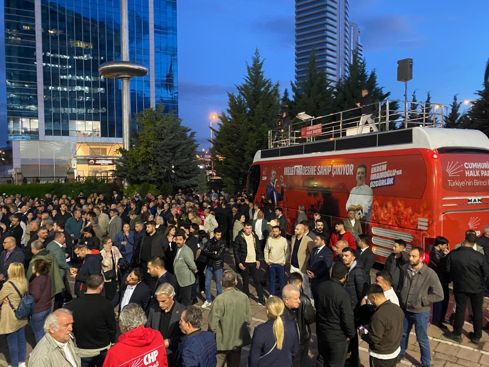 CHP genel merkezi önünde toplanan partililer