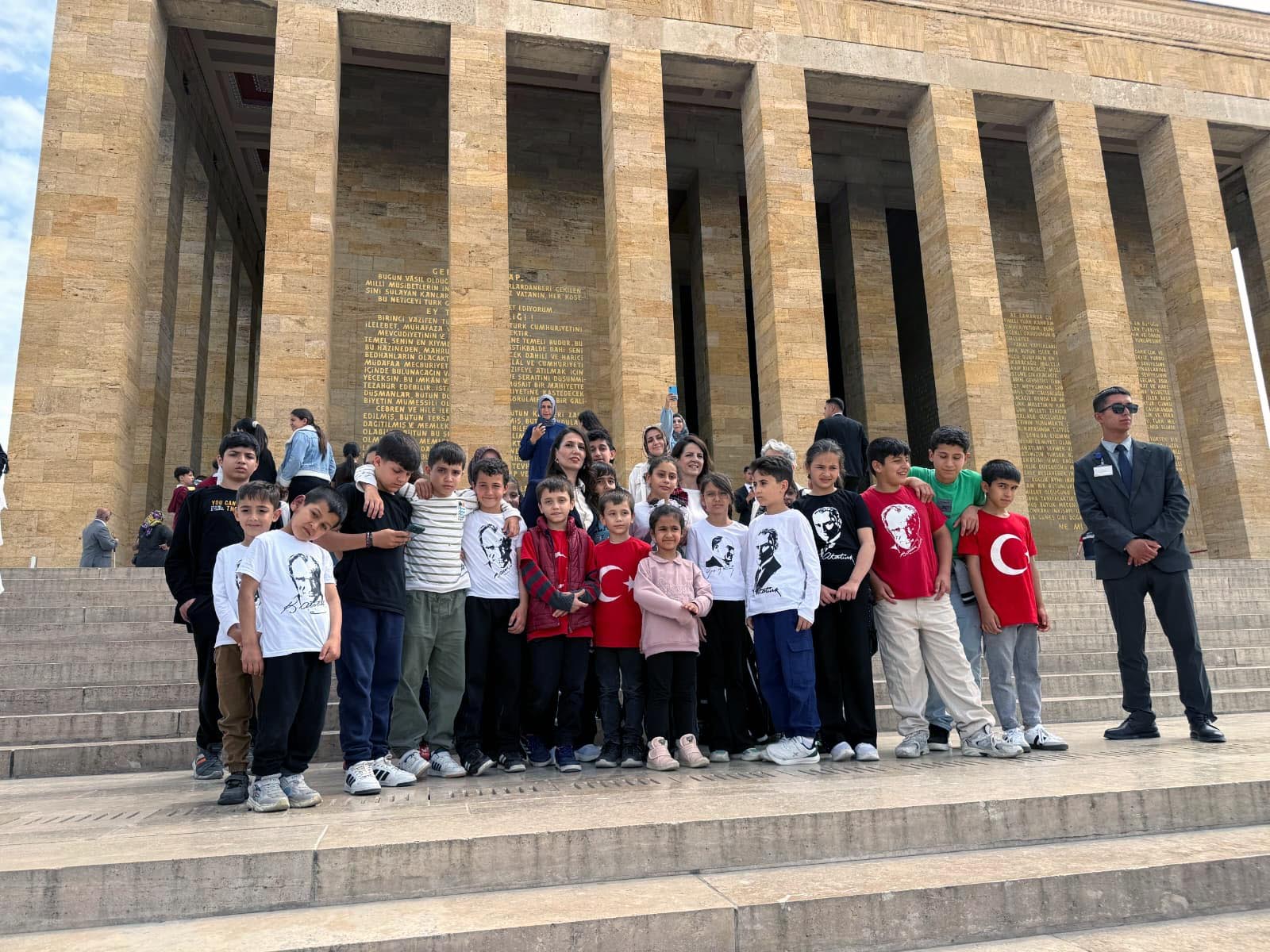 Öğrenciler Anıtkabir önünde