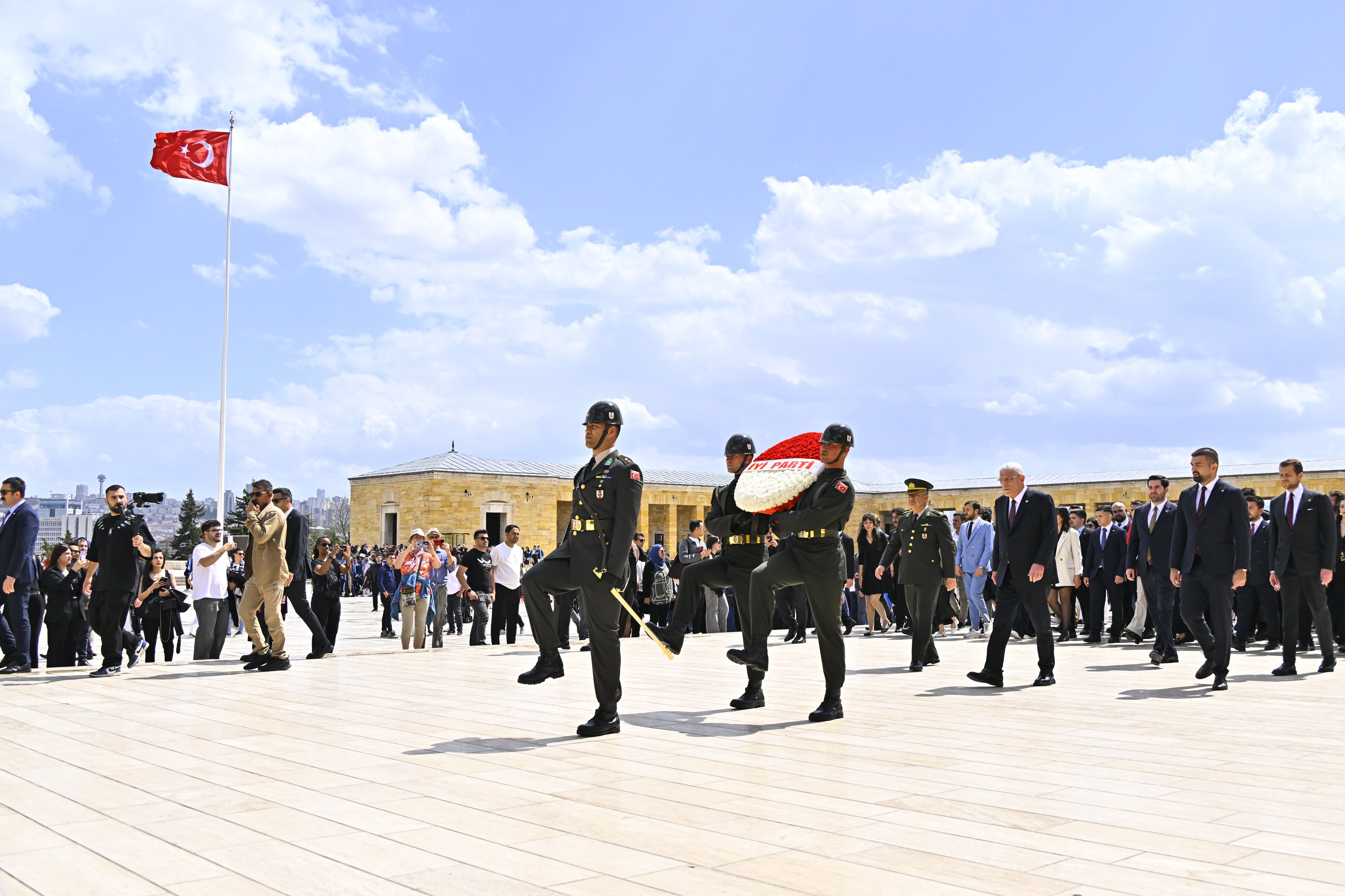Müsavat Dervişoğlu, Anıtkabir Özel Defteri’ne duygu dolu mesajlar yazdı.